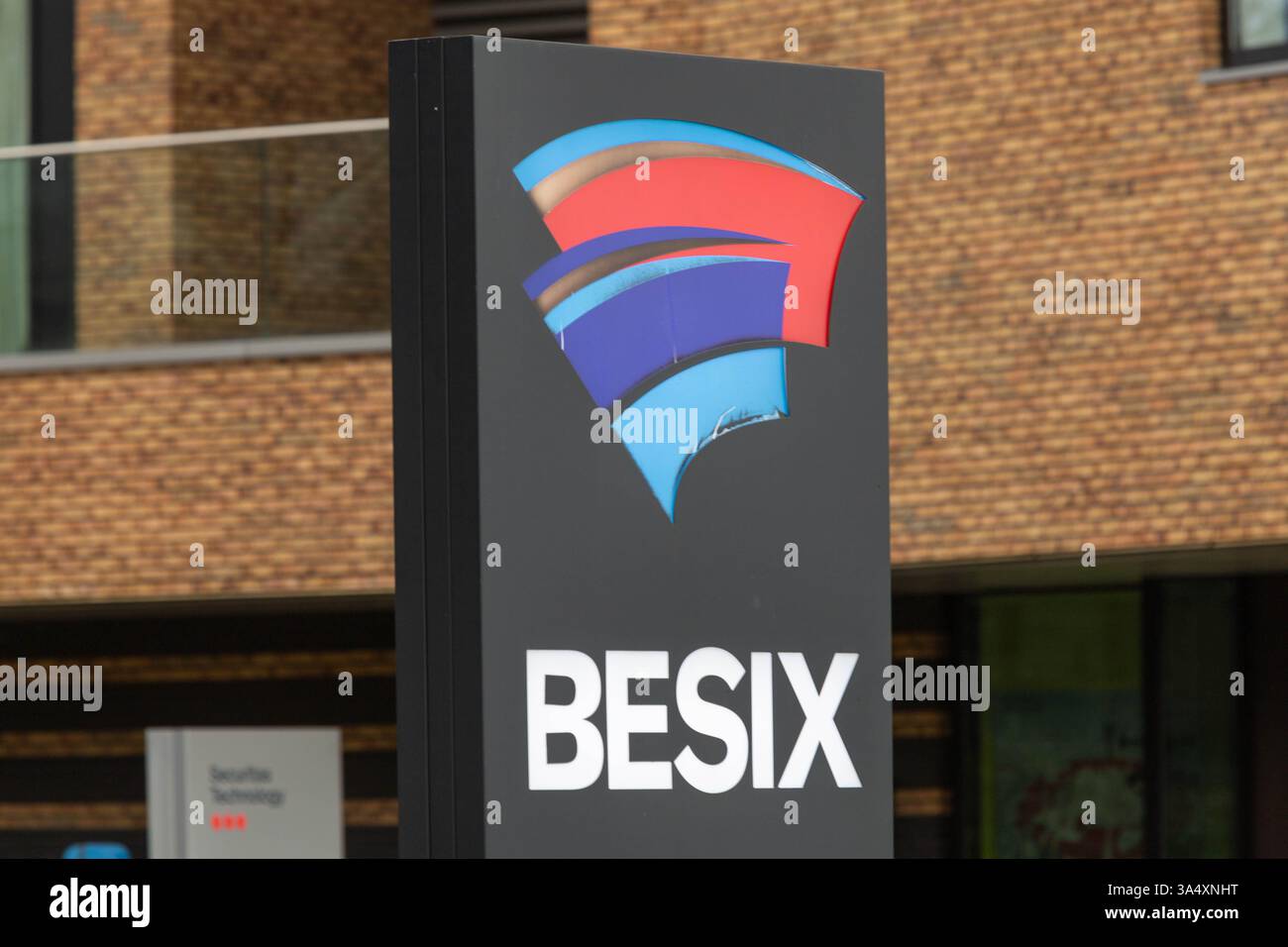 Signe logo Besix. BESIX Contracting se spécialise dans la réalisation de travaux de construction, d’infrastructures et maritimes. Banque D'Images