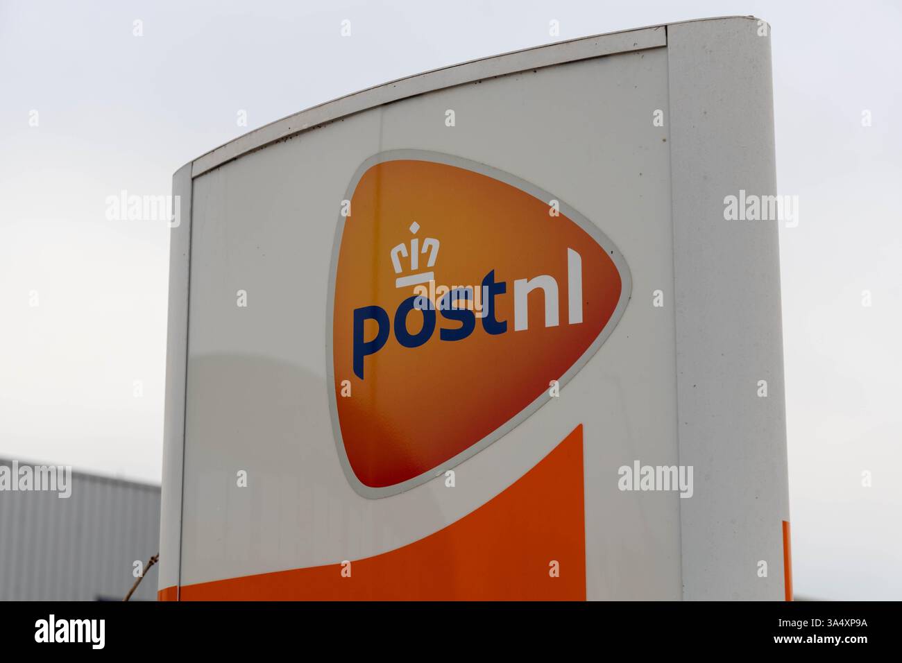 Logo PostNL signe sur la colonne publicitaire. La plus grande entreprise postale nationale des pays-Bas. Banque D'Images
