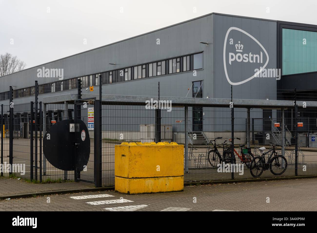 Logo PostNL signe sur le centre de tri. La plus grande entreprise postale nationale des pays-Bas. Banque D'Images