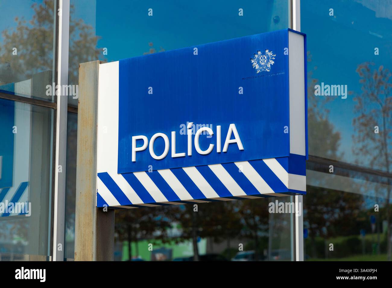 Signe logo Policia à Lisboa dans un poste de police. Police de Lisbonne pour assurer la surveillance, la protection et le maintien de l'ordre dans la municipalité. Banque D'Images