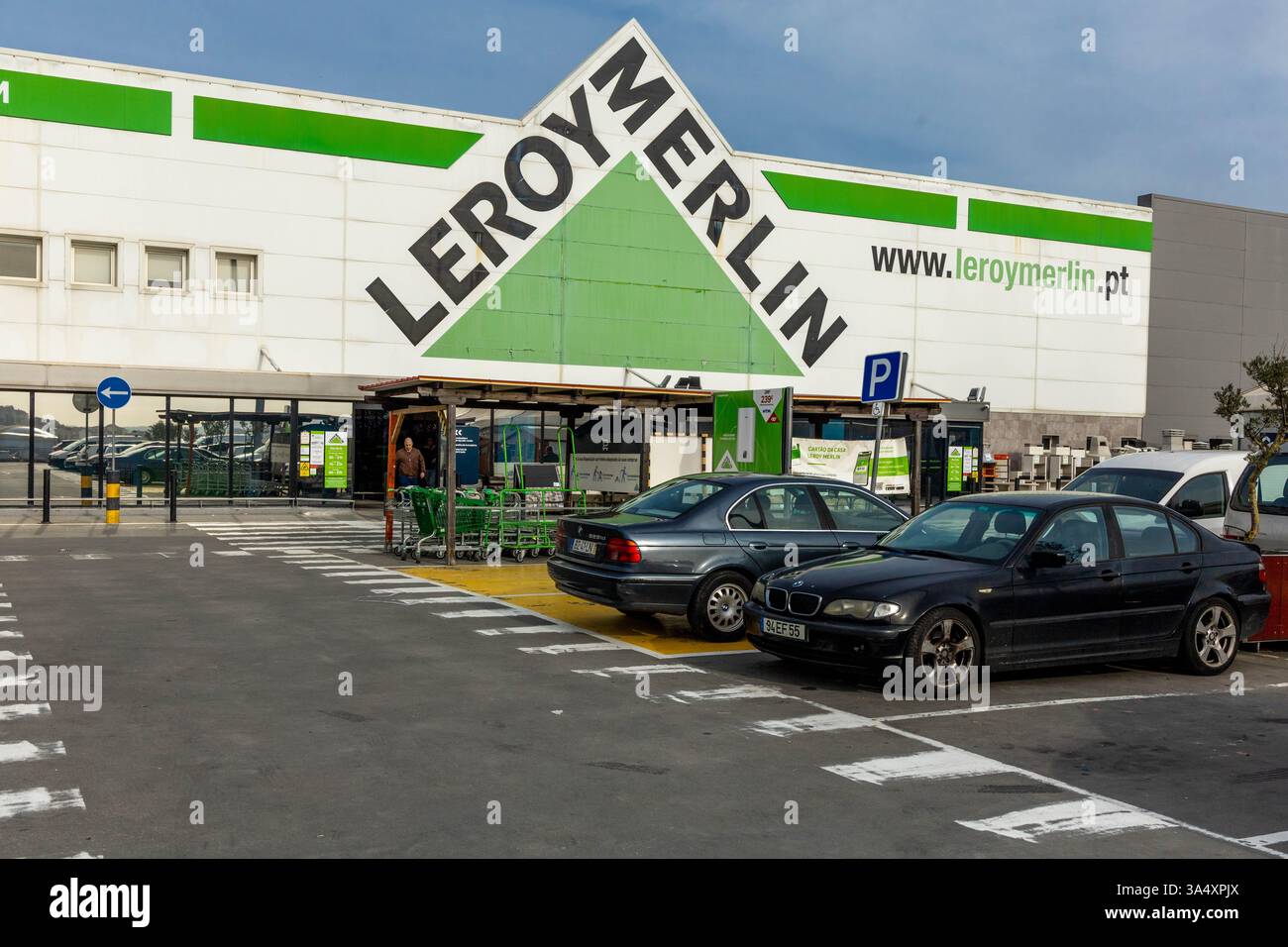 Magasin Leroy Merlin avec grand logo. Leroy Merlin est une chaîne de quincailleries à l'origine française qui vend des articles de bricolage et de jardin. Banque D'Images