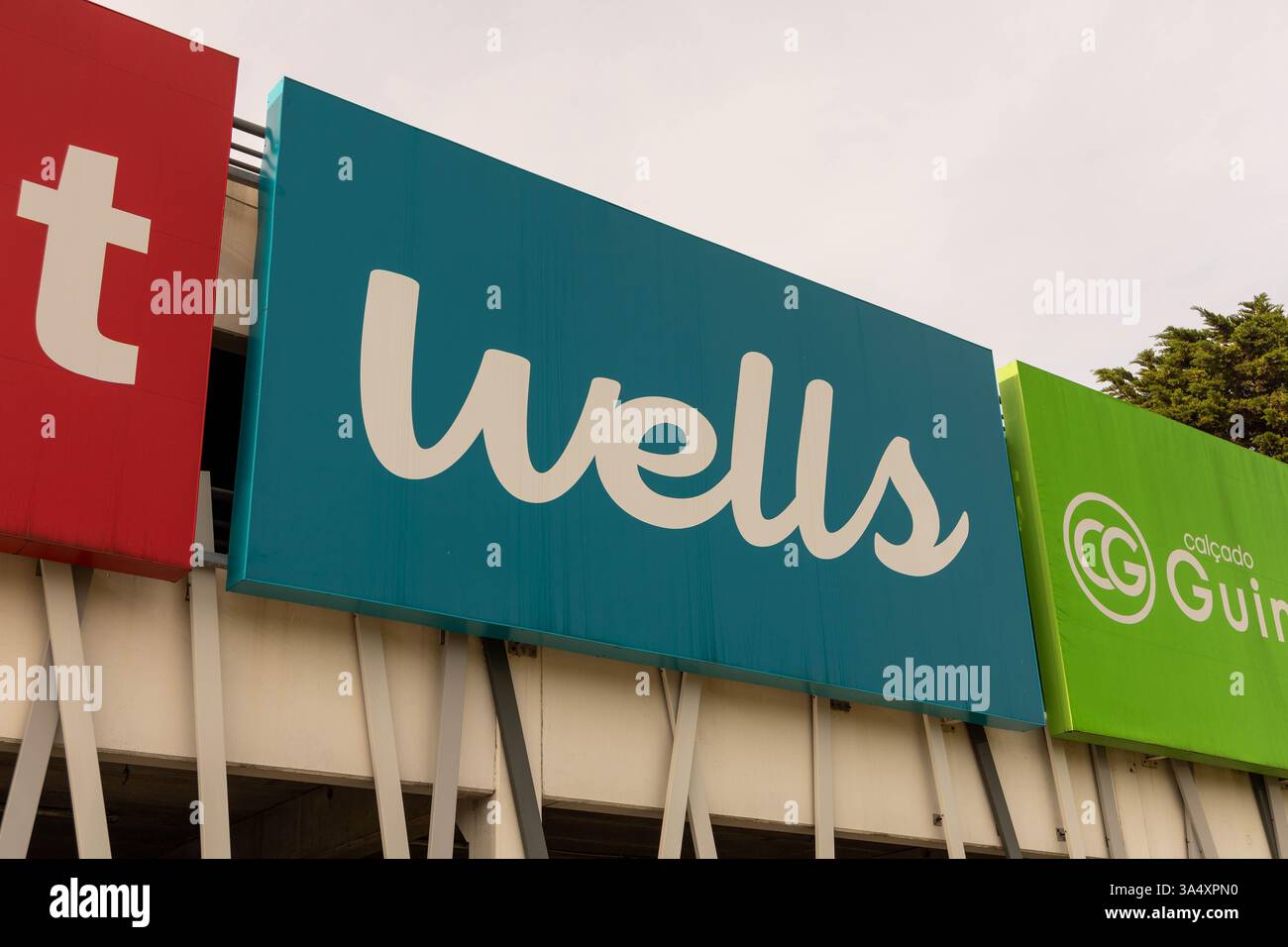Logo Wells Sign. Well's est un détaillant de produits de beauté et de soins personnels appartenant à Continente, dont la société mère est Sona. Banque D'Images