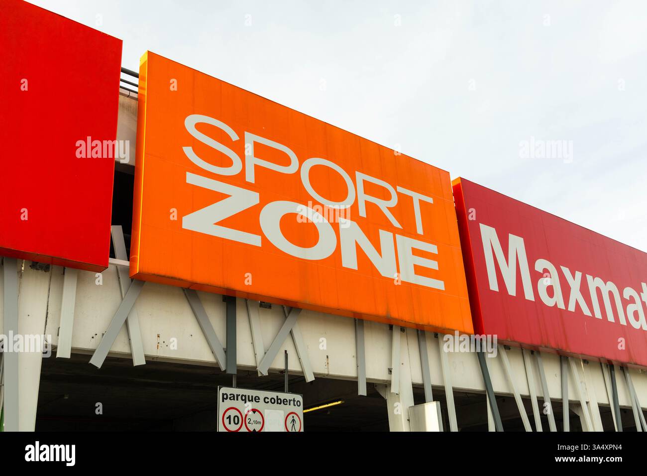 Logo Sportzone dans le magasin Continente Amadora. Sport zone est une marque portugaise de vêtements de sport et d'articles de sport. Banque D'Images