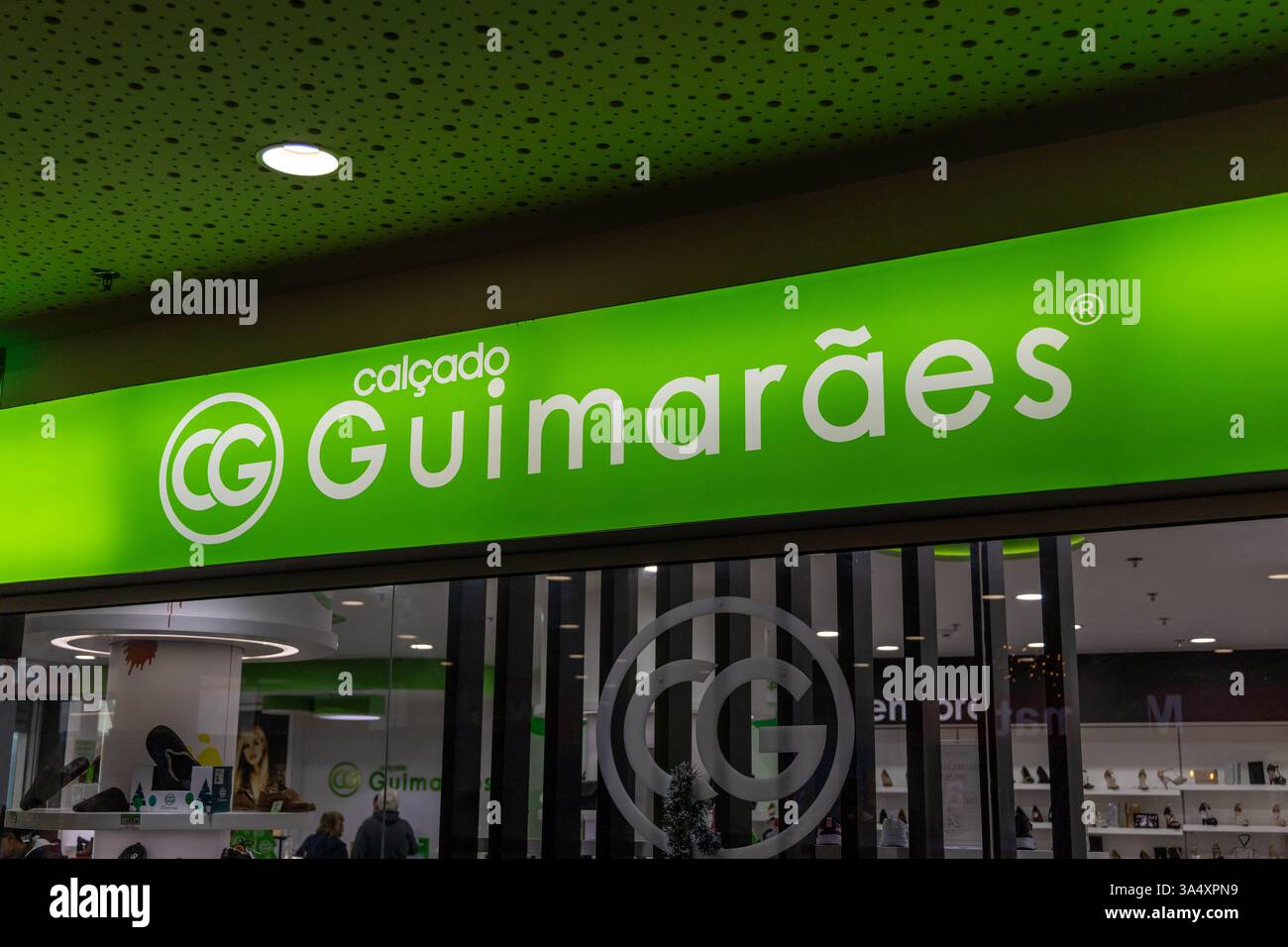 Logo de la boutique Calcado Guimaraes. Calcado Guimaraes est un magasin de chaussures bien connu au Portugal. Banque D'Images