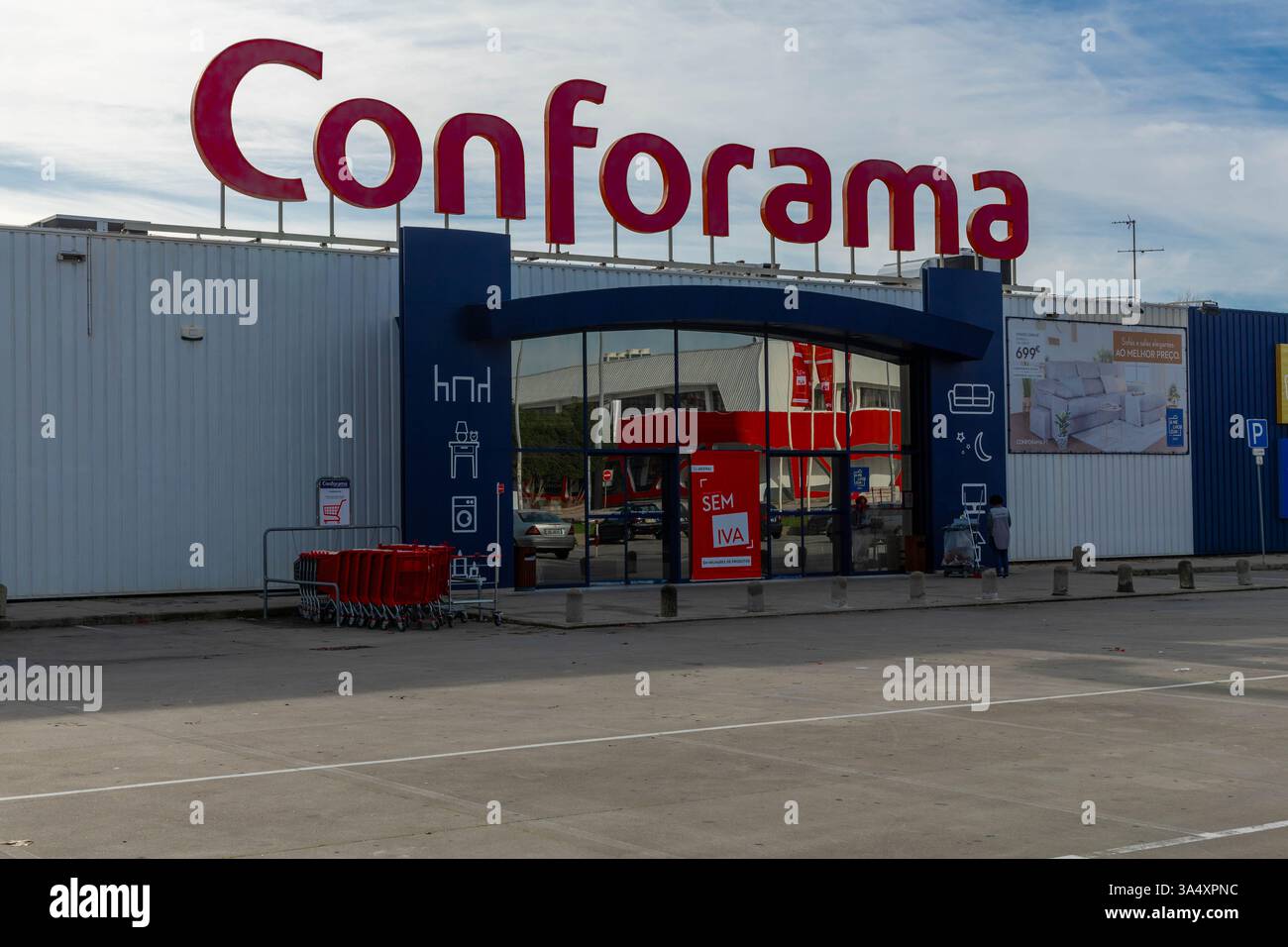 Magasin Conforama avec un grand logo. Conforama est la deuxième plus grande chaîne de vente au détail d'ameublement d'Europe avec plus de 200 magasins. Banque D'Images