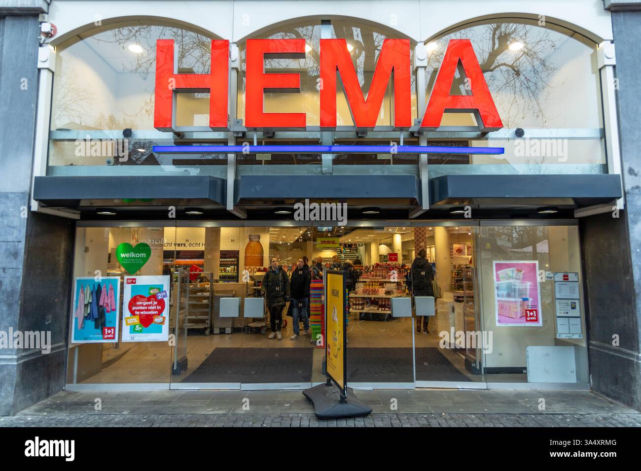 Boutique HEMA à Utrecht. HEMA est une chaîne de magasins de variétés néerlandaise. Il a commencé ses opérations en tant que magasin de variétés. Banque D'Images Boutique HEMA à Utrecht. HEMA est une chaîne de magasins de variétés néerlandaise. Il a commencé ses opérations en tant que magasin de variétés. Banque D'Images