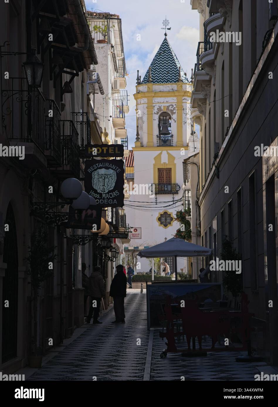 Ronda, Espagne - 15 mars 2025 : marcher à Ronda. Rues, bâtiments. Style de vie en zone urbaine. Journée ensoleillée d'hiver. Mise au point sélective Banque D'Images