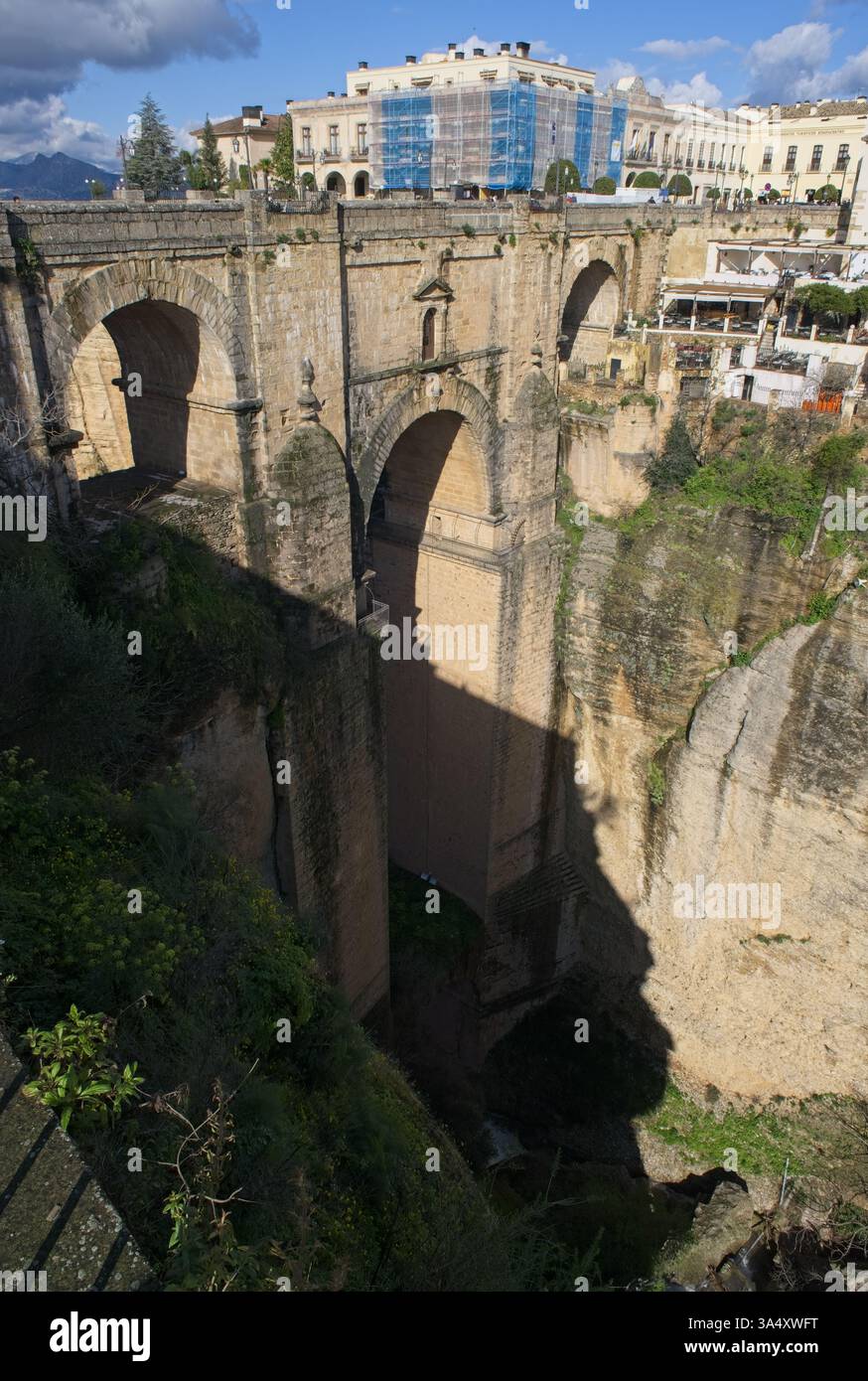 Ronda, Espagne - 15 mars 2025 : marcher à Ronda. Nouveau pont sur El Tajo Canyon. Rues, bâtiments. Style de vie en zone urbaine. Journée ensoleillée d'hiver. Sélectionnez Banque D'Images