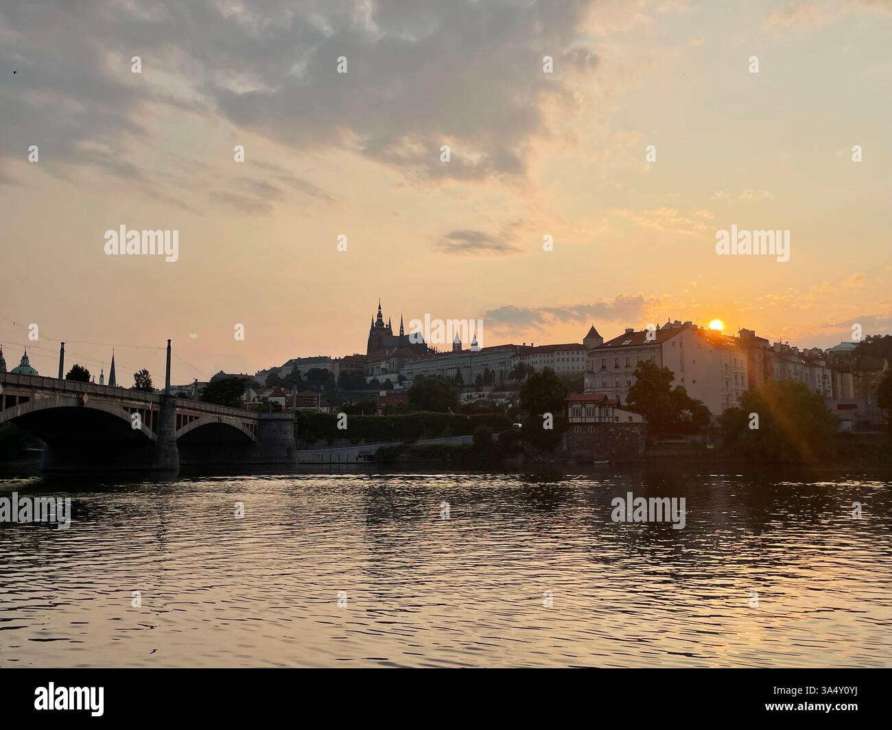 Prague est une ville pittoresque connue pour sa riche histoire, son architecture étonnante et sa culture dynamique. Situé sur la rivière Vltava. - Image de stock capturée avec un smartphone