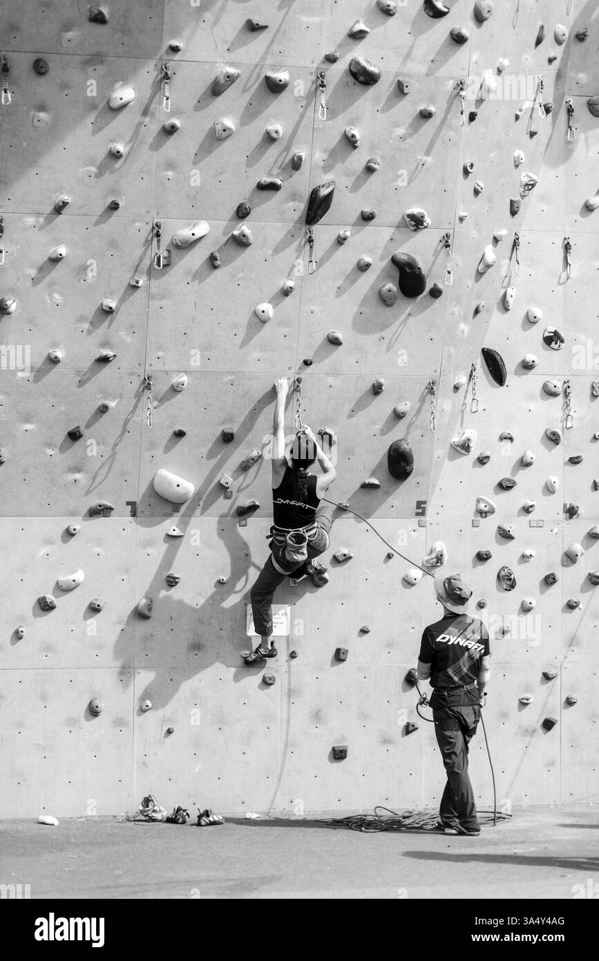 Les gens pratiquent l'escalade sportive sur un mur artificiel dans le parc de la rivière Hangang Han à Séoul, capitale de la Corée, le 7 octobre 2023 Banque D'Images