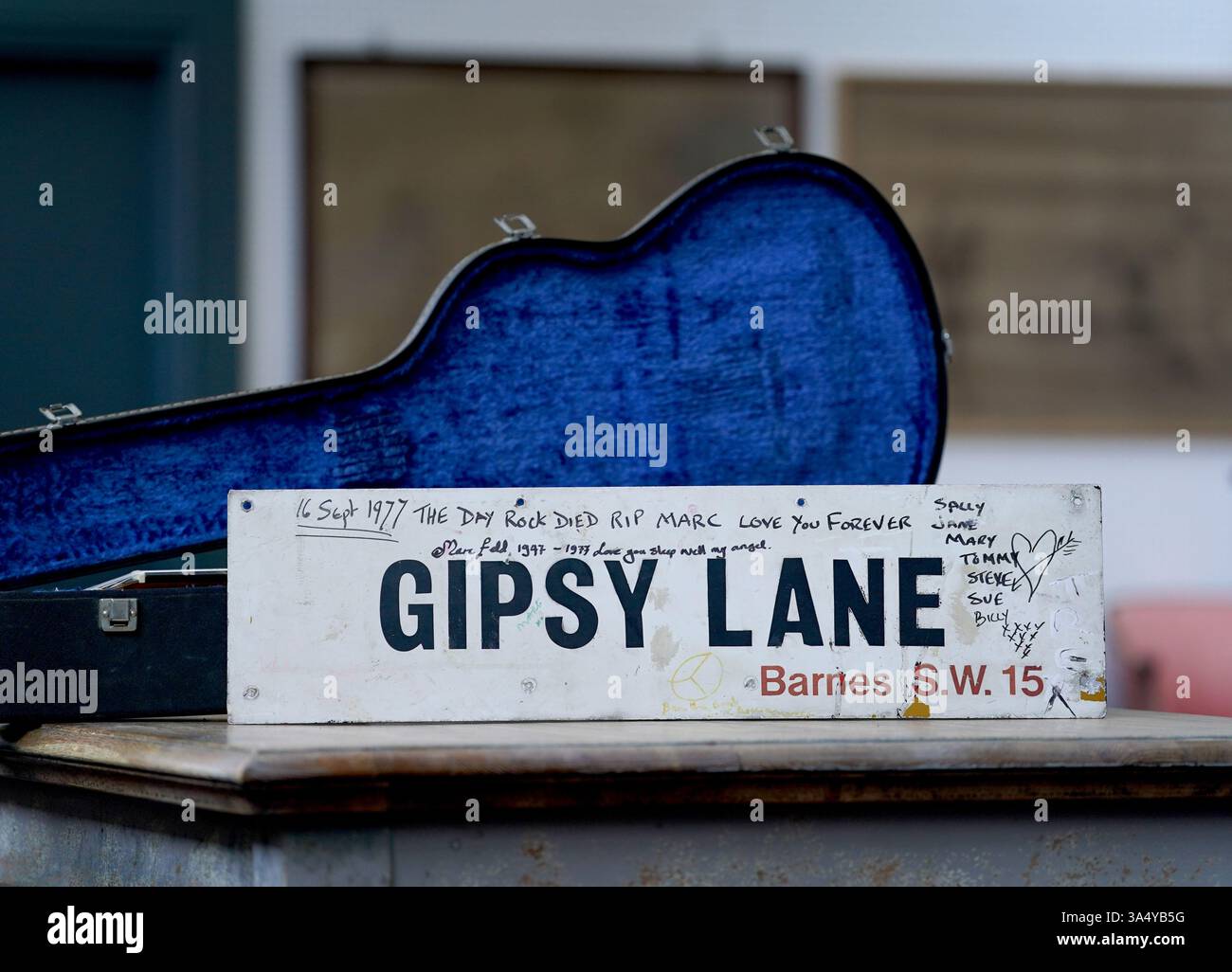 Une vue du panneau de rue Gipsy Lane qui était à l'origine sur le site où le musicien Marc Bolan a eu son accident de voiture mortel à Londres, exposé chez Bellmans Auctioneers à Wisborough Green, West Sussex, avant qu'il ne soit proposé à la vente. Bolan, leader de T Rex, meurt à l'âge de 29 ans en 1977 lorsque sa voiture percute un arbre dans le sud-ouest de Londres. Date de la photo : jeudi 20 mars 2025. Banque D'Images