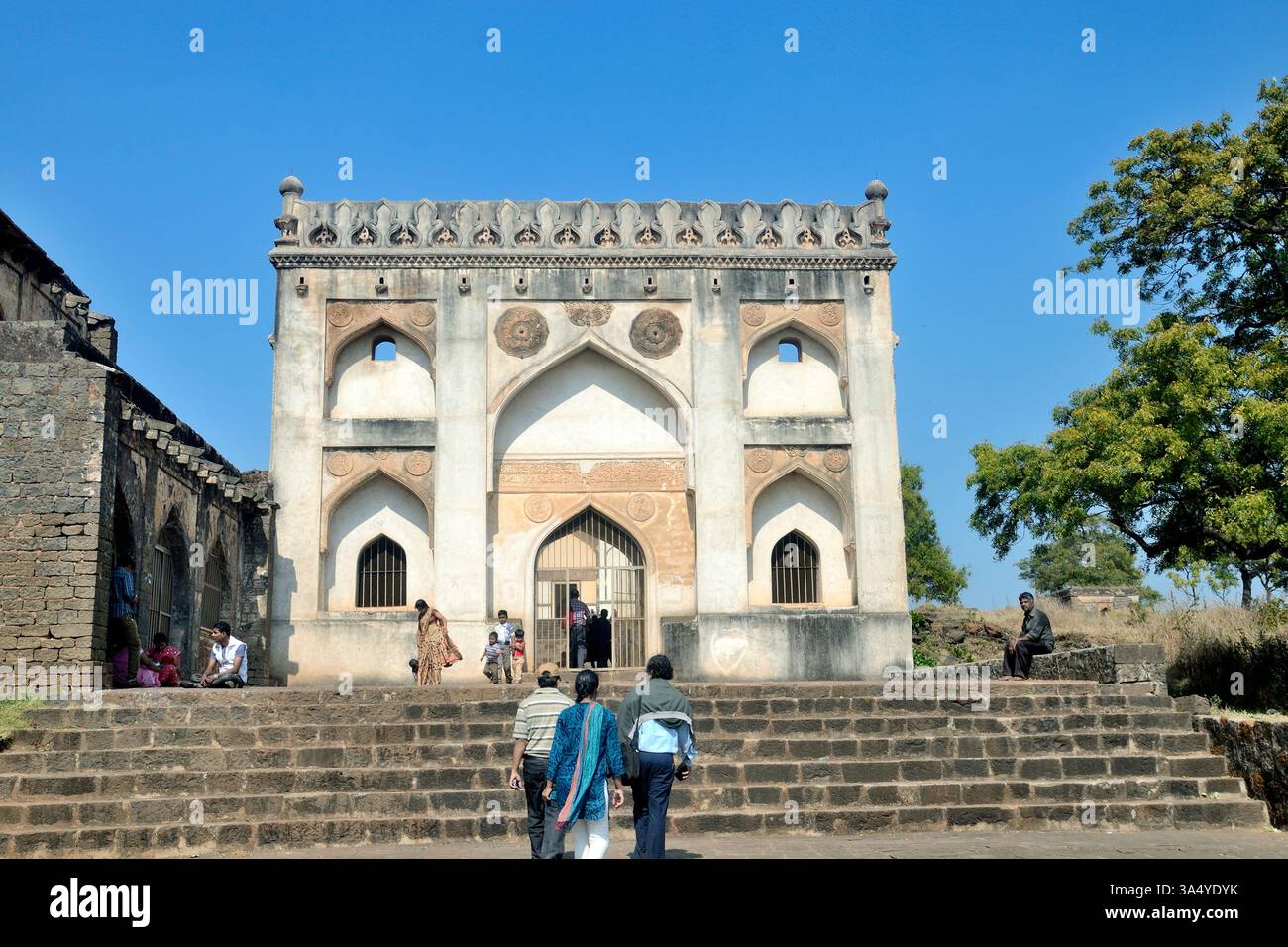 Vue partielle du Chaukhandi (tombeau) de Hazrat Khalil Ullah, Ashtoor, Bidar, Karnataka, Inde Banque D'Images
