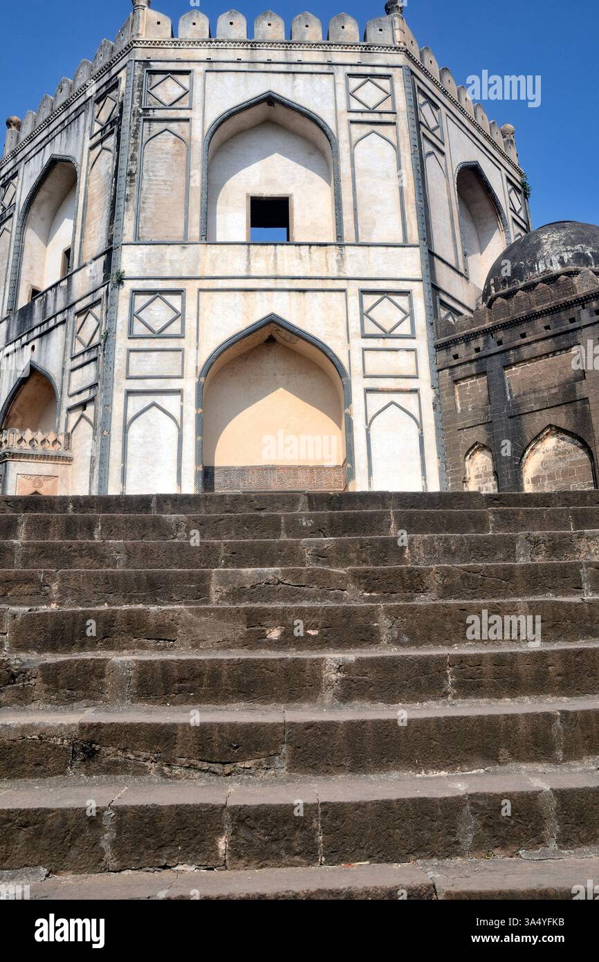 Vue partielle du Chaukhandi (tombeau) de Hazrat Khalil Ullah, Ashtoor, Bidar, Karnataka, Inde Banque D'Images