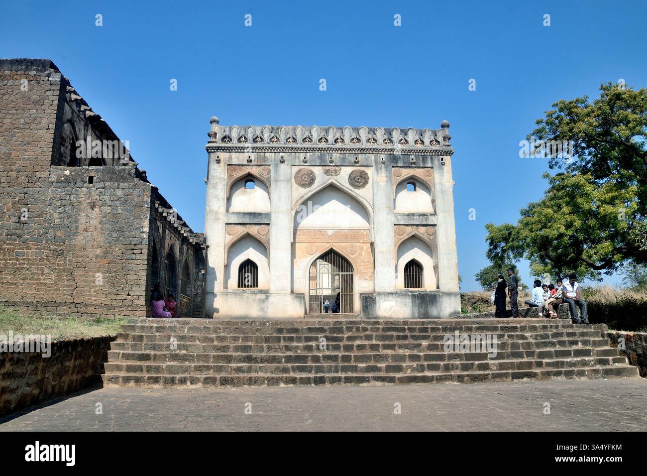 Vue partielle du Chaukhandi (tombeau) de Hazrat Khalil Ullah, Ashtoor, Bidar, Karnataka, Inde Banque D'Images