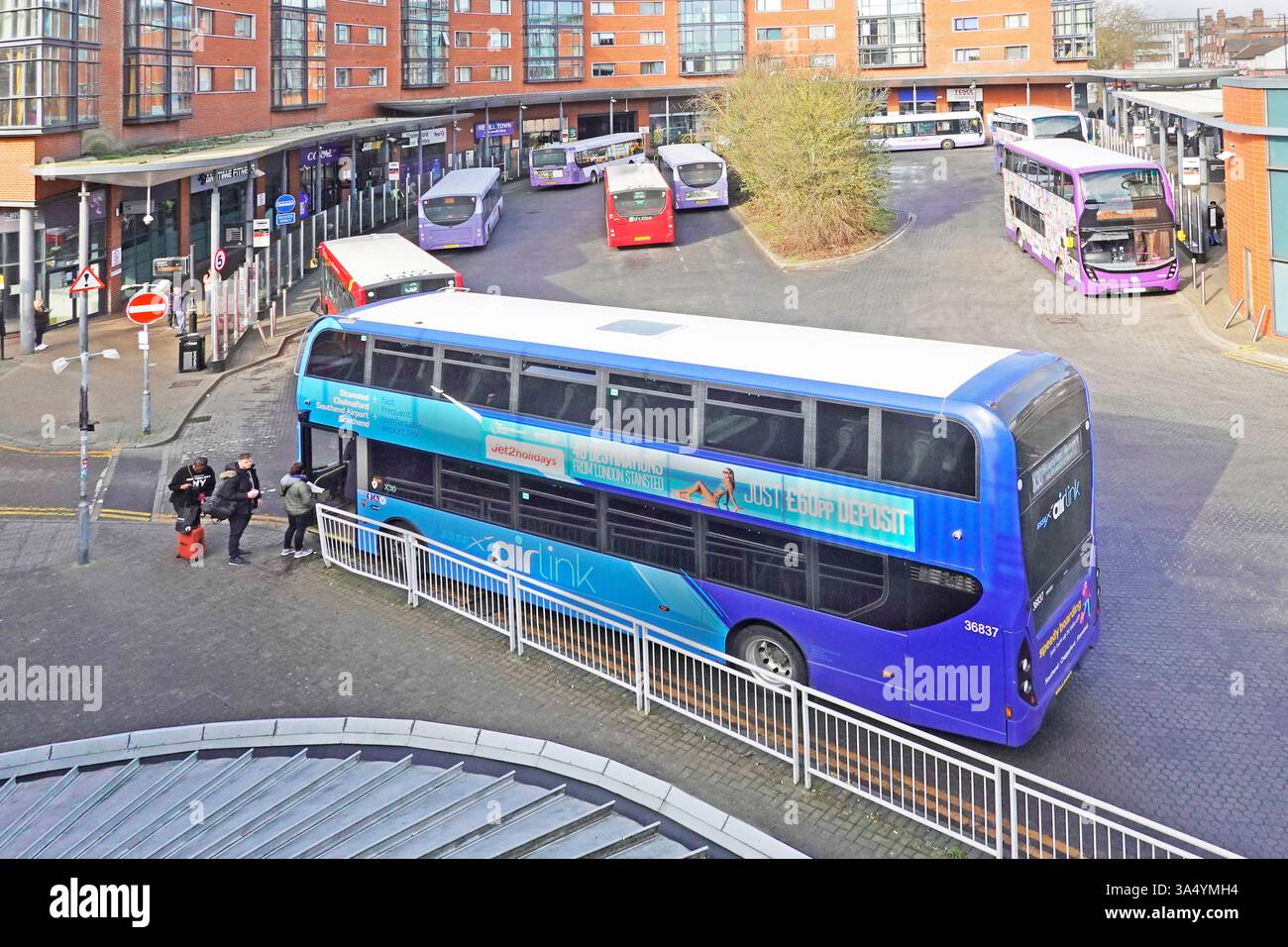 Vue aérienne airlink bleu bus à impériale double pour l'aéroport de Stanstead ramassant les passagers et les bagages à la gare routière de Chelmsford Essex Angleterre Royaume-Uni Banque D'Images