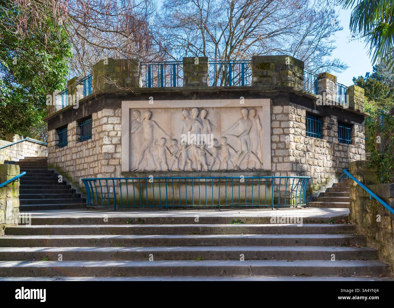 Paris, France - 04 05 2025 : Bas-relief créé par Auguste Guénot en 1939, Square Saint-Lambert, Paris, France Banque D'Images