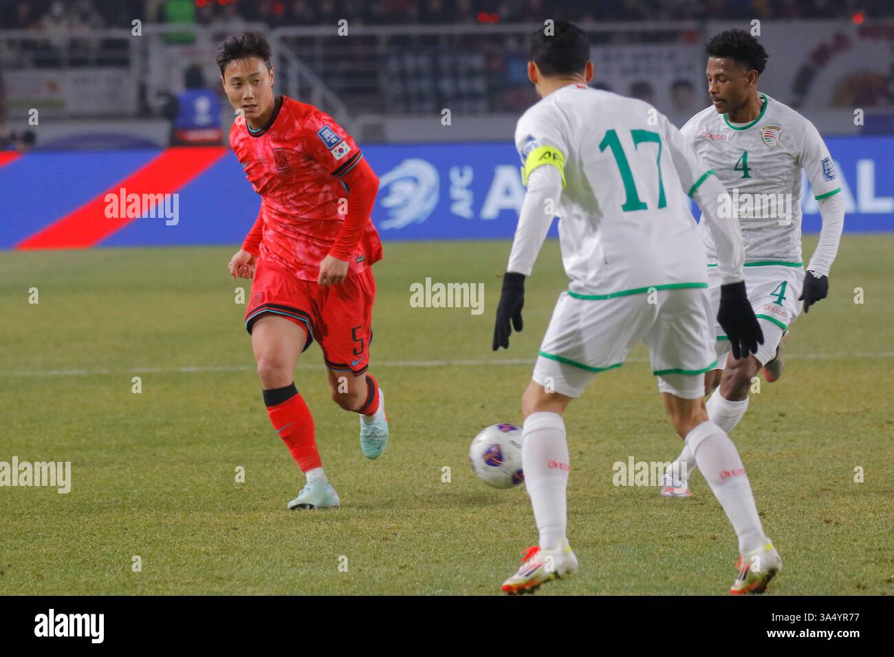March 20, 2025, Seoul, South Korea: March 20, 2025-Goyang, South Korea-PAIK SEUNGHO of South Korea and ALI SULAIMAN AL-BUSAIDI of Oman action during the AFC ASIAN QUALIFIERS ROAD TO 26 at Goyang Sports Complex in Goyang, South Korea. (Cal Sport Media via AP Images) Banque D'Images