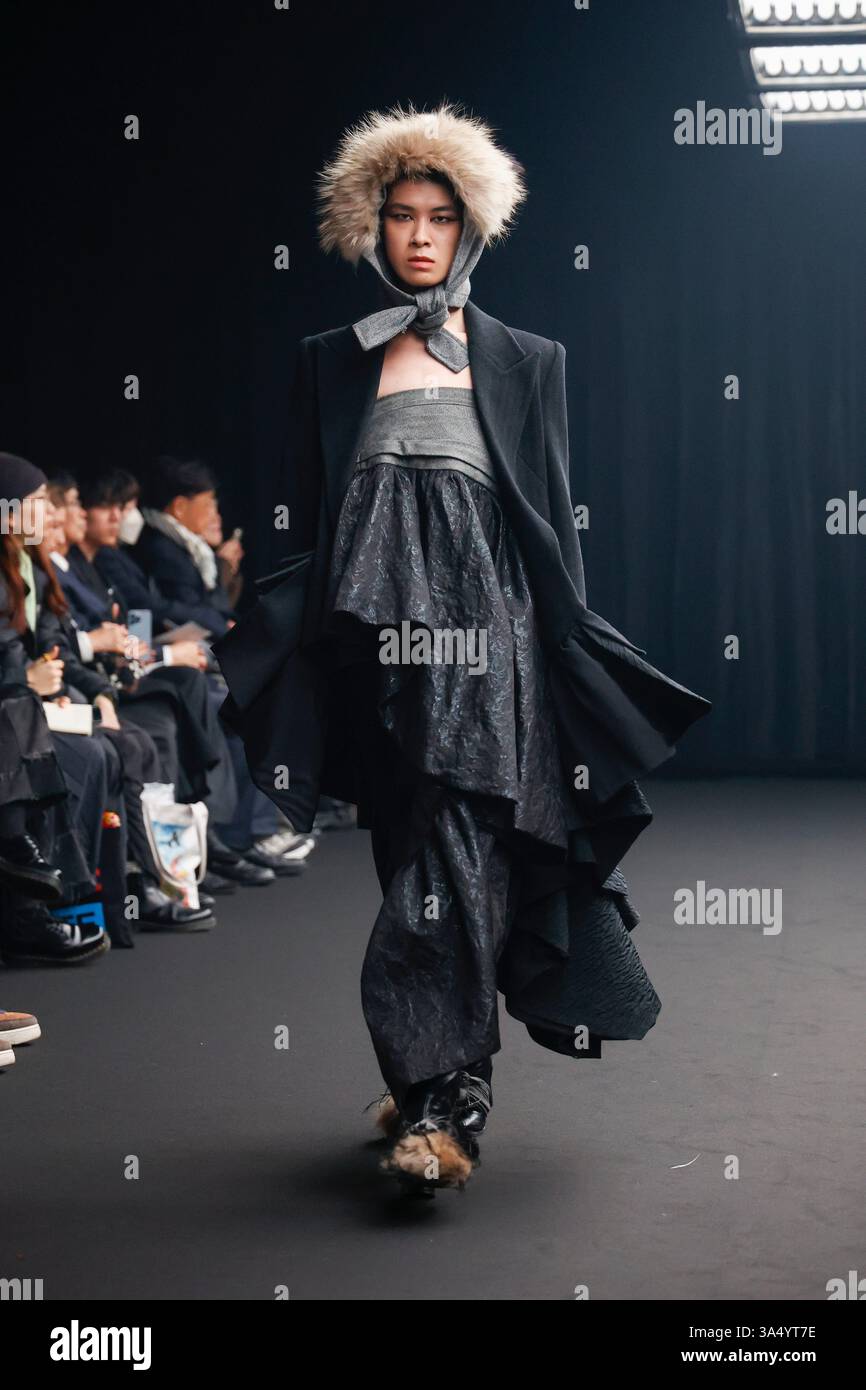 Tokyo, Japon. 20 mars 2025. Un mannequin portant la marque de mode YOU ji YOUNG marche sur la piste lors de la collection automne/hiver Rakuten Fashion week TOKYO 2025. La semaine de la mode se déroule du 17 au 22 mars. (Crédit image : © Rodrigo Reyes Marin/ZUMA Press Wire) USAGE ÉDITORIAL SEULEMENT ! Non destiné à UN USAGE commercial ! Banque D'Images