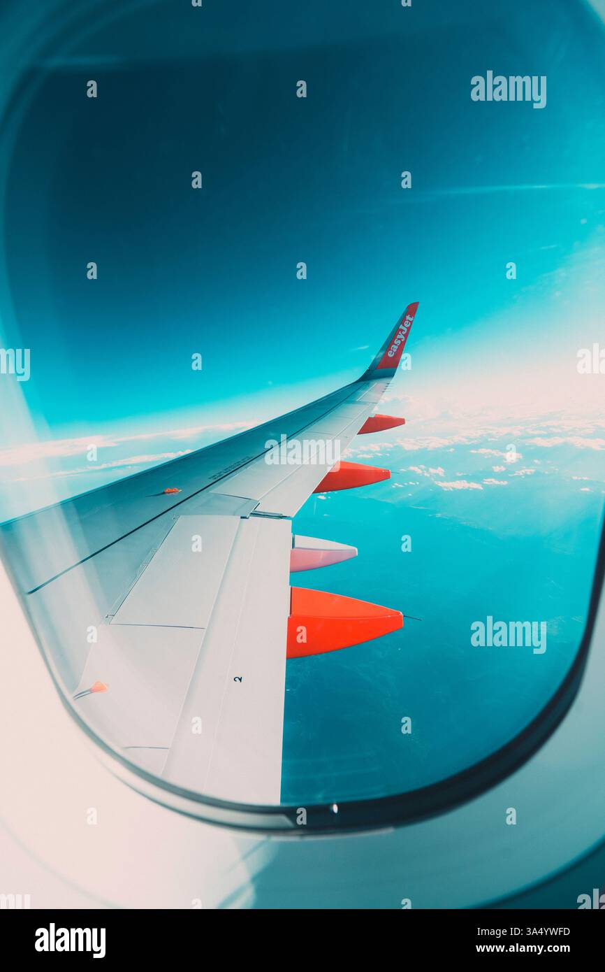 Aile d'avion easyJet à travers la fenêtre de l'avion Banque D'Images
