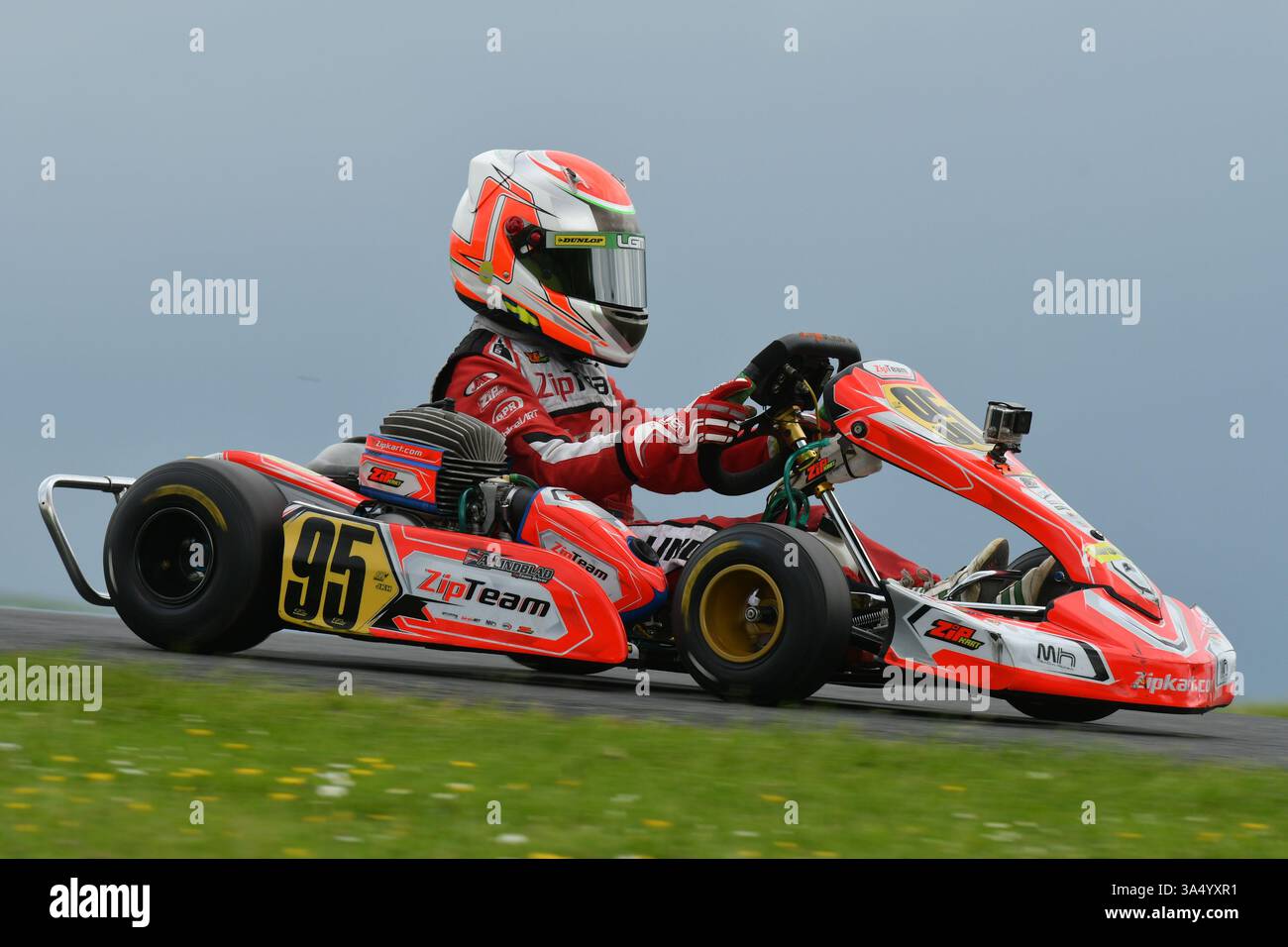 Arvid Lindblad est un pilote de course soutenu par Red Bull britannique et suédois qui participe au championnat de formule 2 pour l'équipe Campos Racing, vu ici lors de sa carrière de karting sur le circuit Glan y Gors en 2016. Banque D'Images
