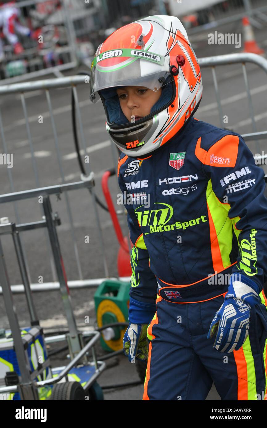 Arvid Lindblad est un pilote de course soutenu par Red Bull britannique et suédois qui participe au championnat de formule 2 pour l'équipe Campos Racing, vu ici lors de sa carrière de karting sur le circuit Forest Edge en 2016. Banque D'Images