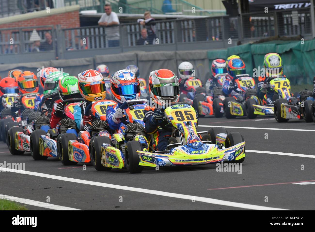 Arvid Lindblad est un pilote de course soutenu par Red Bull britannique et suédois qui participe au championnat de formule 2 pour l'équipe Campos Racing, vu ici lors de sa carrière de karting sur le circuit PF International en 2016. Banque D'Images