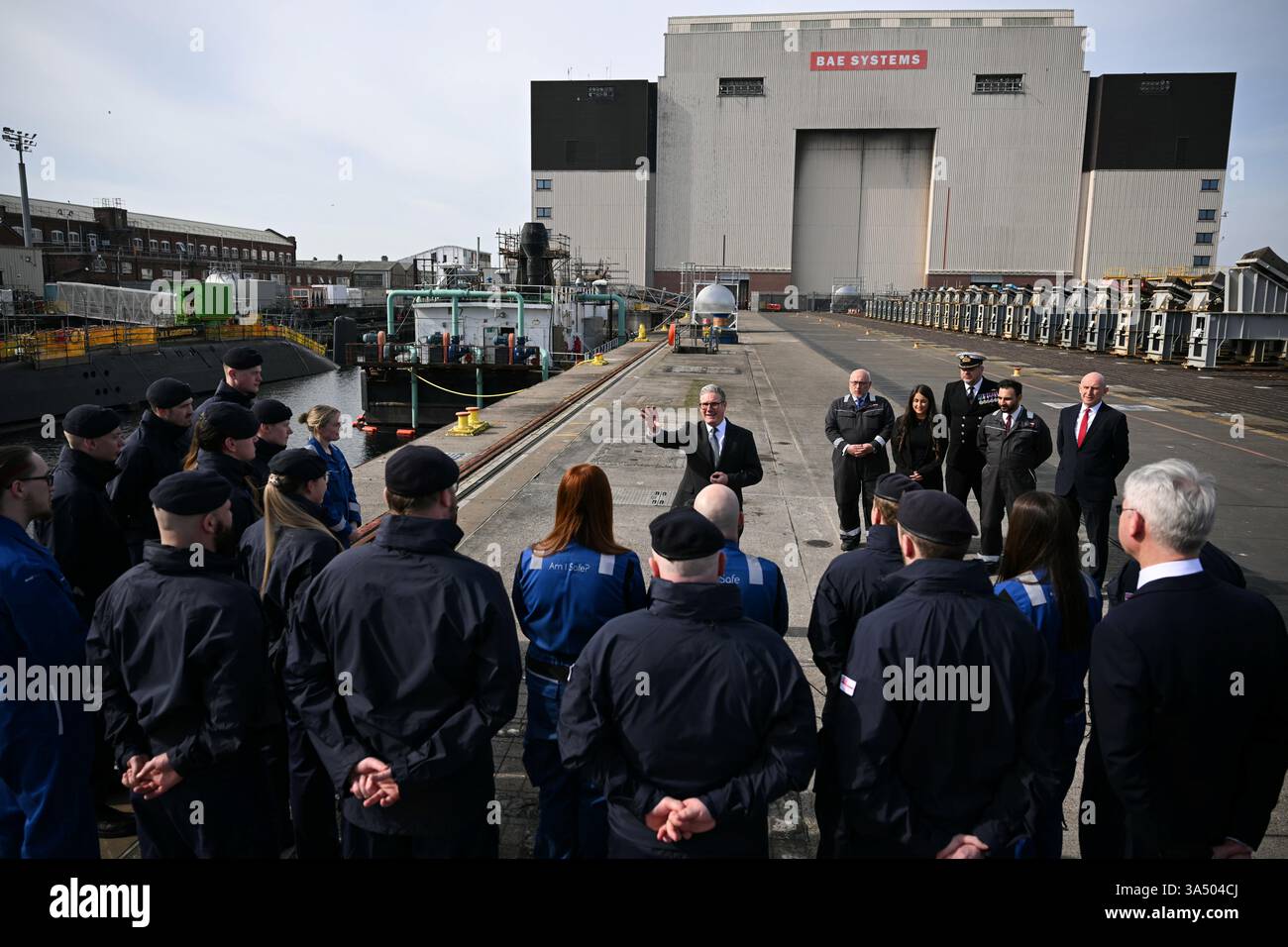 Le premier ministre Sir Keir Starmer parle aux sous-mariniers de la Royal Navy du sous-marin nucléaire HMS Agamemnon et aux apprentis du système BAE à l'extérieur de l'usine BAE System, Barrow-in-Furness, Cumbria, au nord-ouest de l'Angleterre. Date de la photo : jeudi 20 mars 2025. Banque D'Images