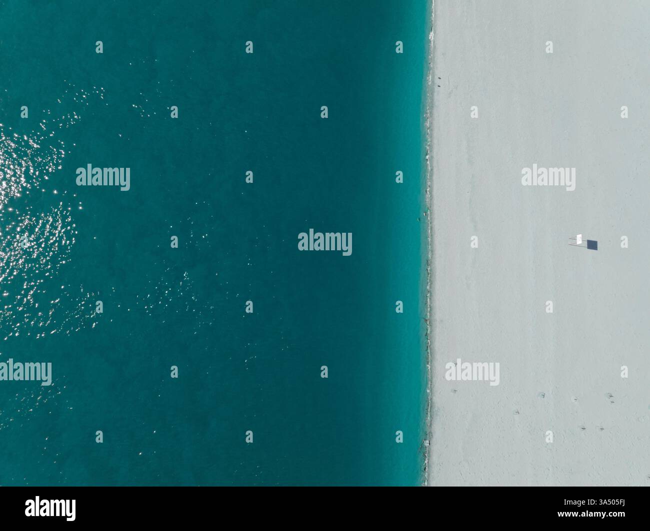 Photo abstraite aérienne d'une eau bleue calme et d'une plage Banque D'Images