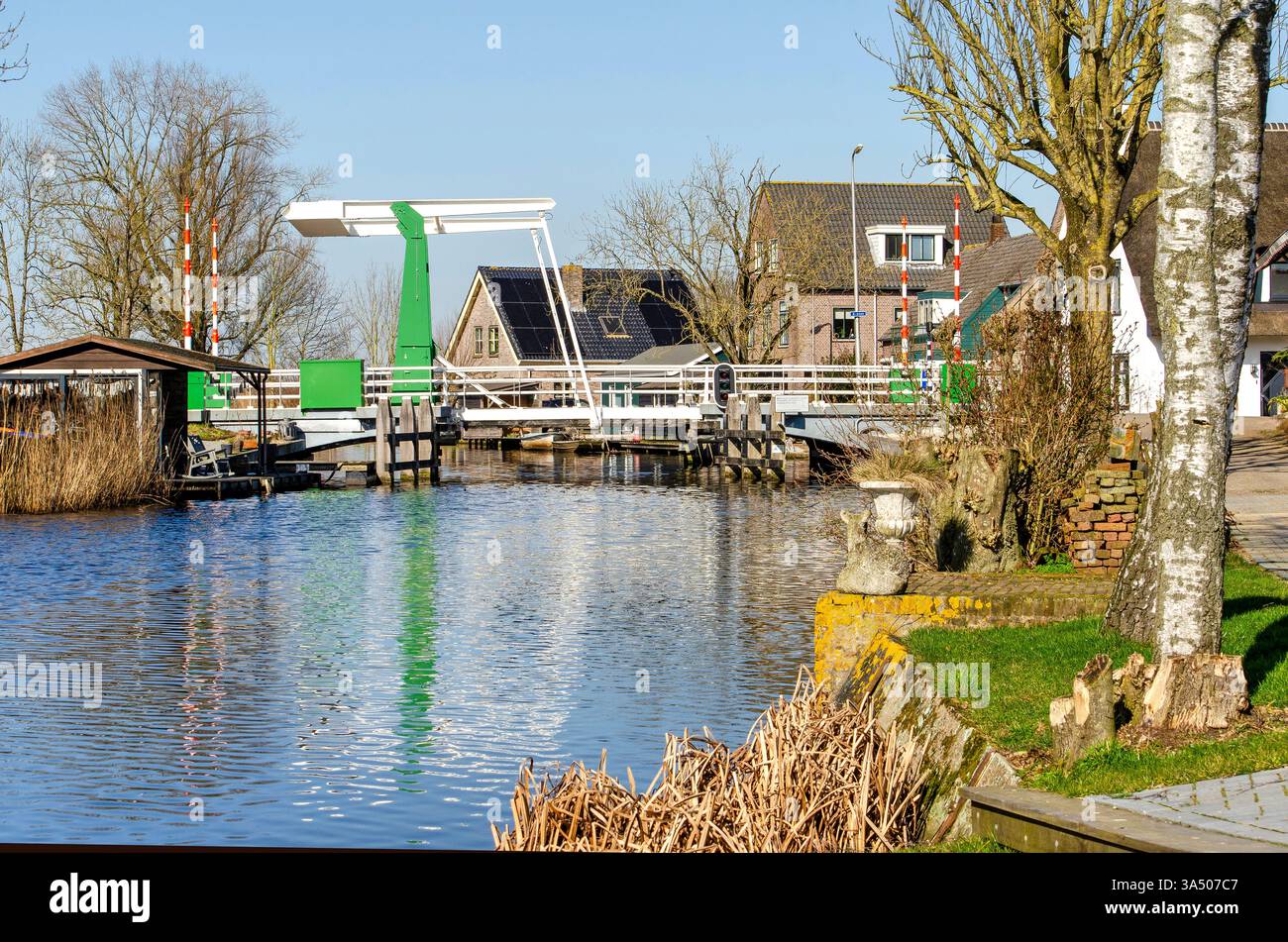 Ottoland, pays-Bas, 7 mars 2025 : Pont pour voitures, vélos et piétons par une journée ensoleillée au début du printemps Banque D'Images