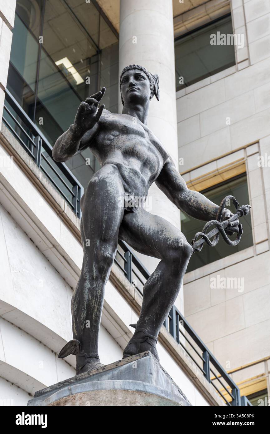 Statue en bronze de Mercure par le sculpteur Sir Charles Wheeler au Globe House, immeuble de bureaux à Savoy place, Londres WC2 Banque D'Images