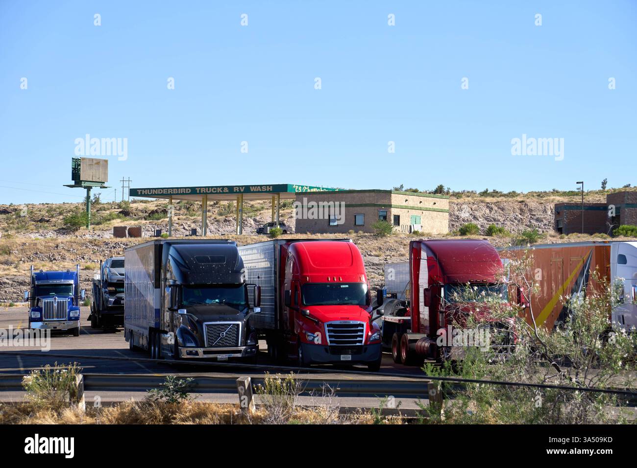 États-Unis d'Amérique - 6 juin 2024 : plusieurs camions sont stationnés à un arrêt de camions aux États-Unis. L'arrêt de repos sert de pause pour les conducteurs de longue distance sur de longues routes de transport et de commerce à travers le pays *** mehrere LKWs stehen geparkt auf einem Truck Stop in den USA. Die Raststätte dient als Pause für Fernfahrer auf langen transport- und Handelsrouten quer durchs Land Banque D'Images