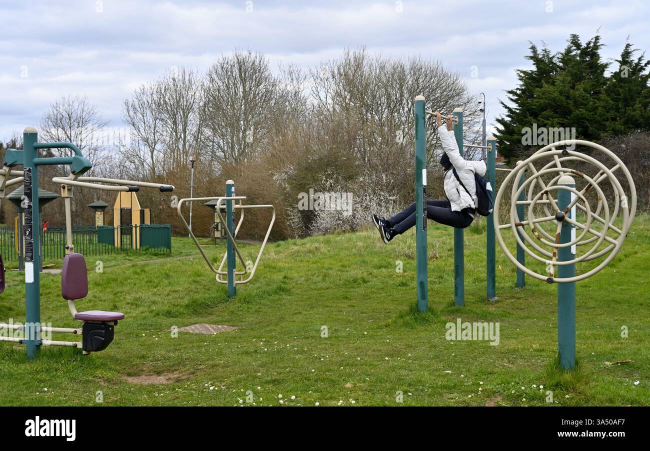 Équipement de gymnastique extérieur à usage public dans le parc de santé de Knowle West, Bristol Banque D'Images