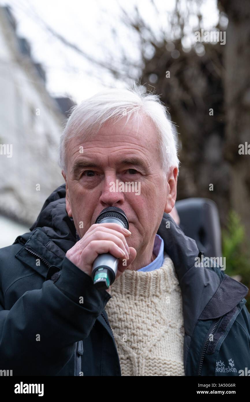 Londres, Royaume-Uni. 22 février 2025. Le député britannique John McDonnell s'adresse aux TROUPES RUSSES ! RASSEMBLEMENT DE SOLIDARITÉ AVEC L'UKRAINE à Londres. Manifestation marquant le troisième anniversaire de l'invasion illégale de l'Ukraine par la Russie. Banque D'Images