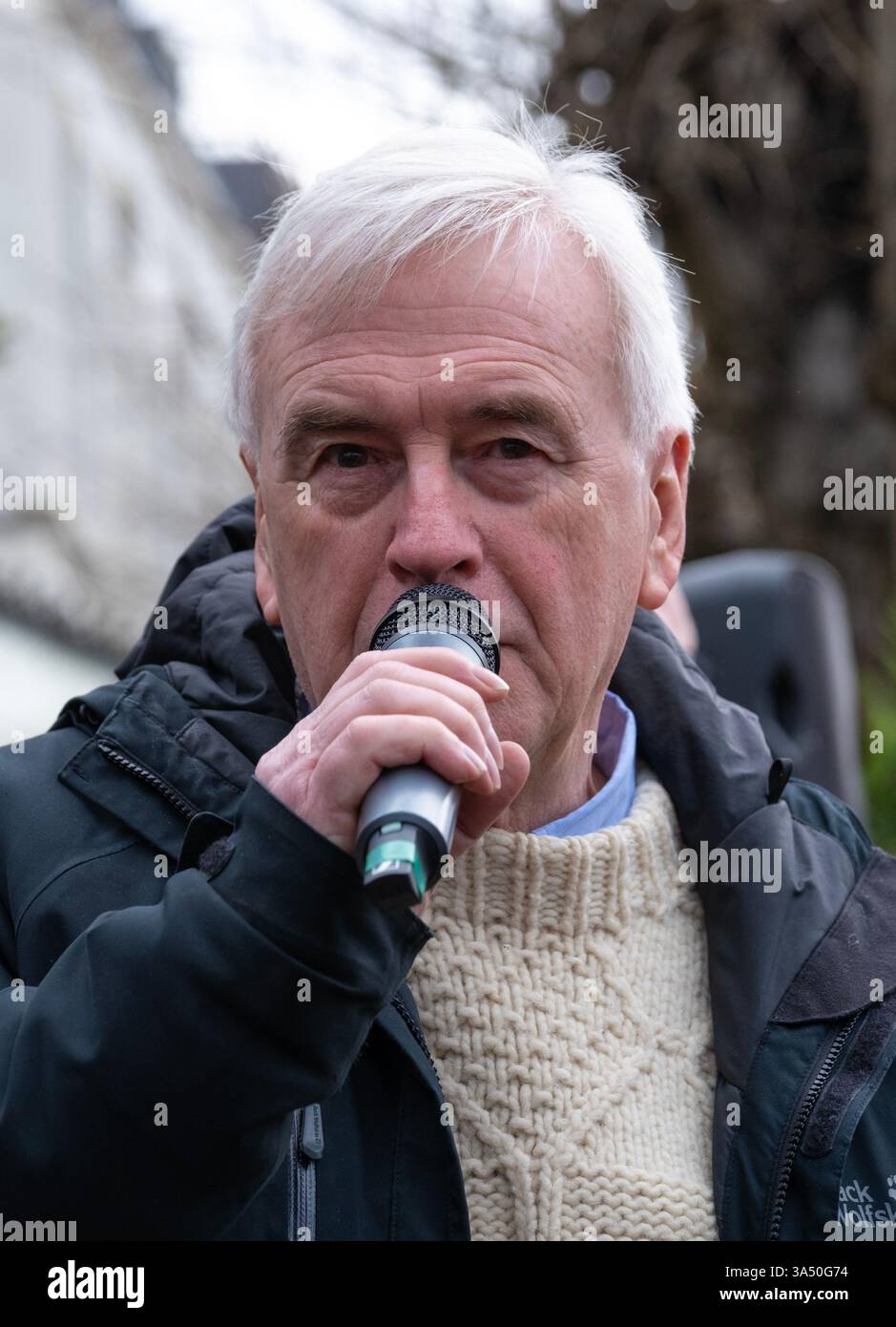 Londres, Royaume-Uni. 22 février 2025. Le député britannique John McDonnell s'adresse aux TROUPES RUSSES ! RASSEMBLEMENT DE SOLIDARITÉ AVEC L'UKRAINE à Londres. Manifestation marquant le troisième anniversaire de l'invasion illégale de l'Ukraine par la Russie. Banque D'Images