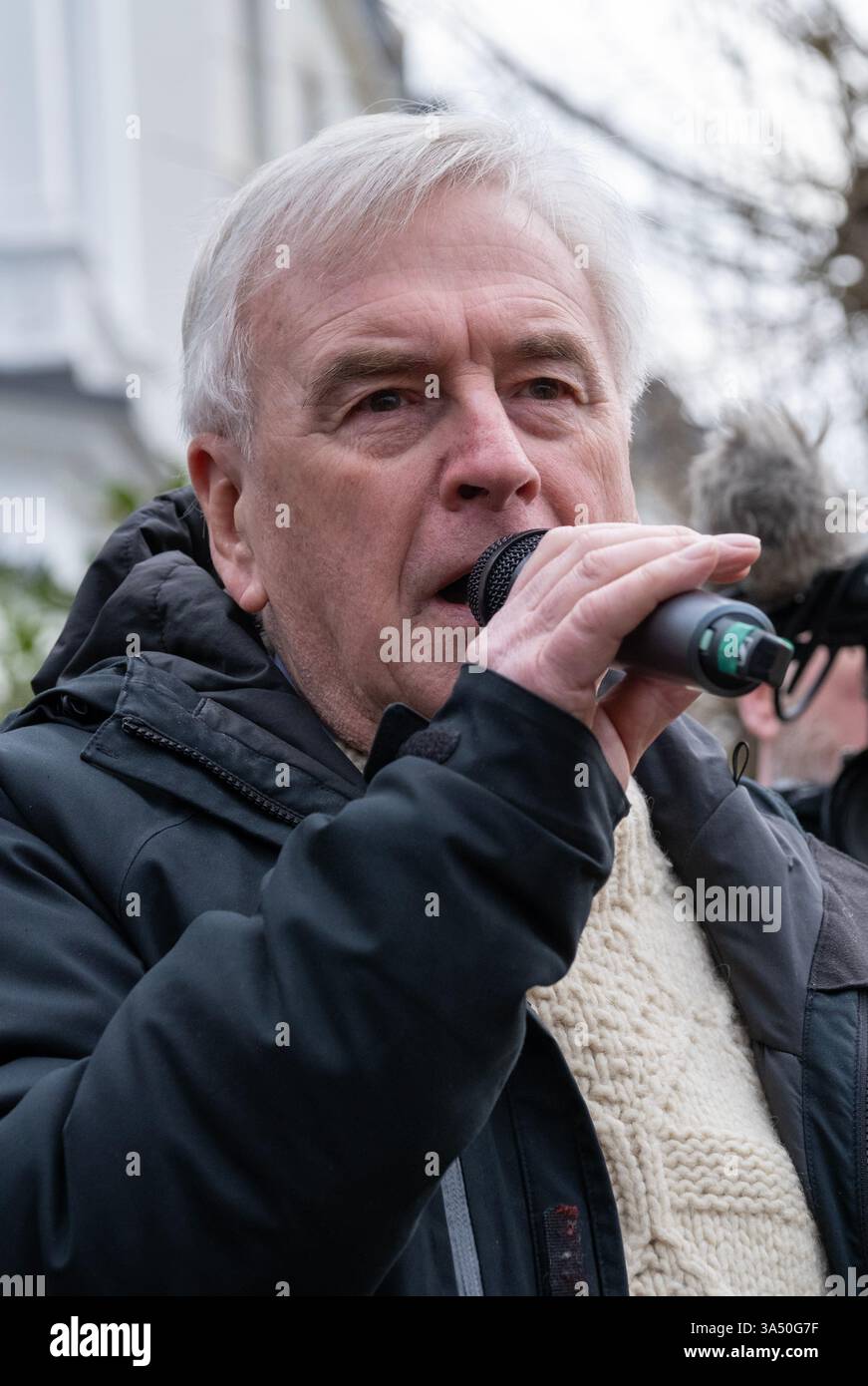 Londres, Royaume-Uni. 22 février 2025. Le député britannique John McDonnell s'adresse aux TROUPES RUSSES ! RASSEMBLEMENT DE SOLIDARITÉ AVEC L'UKRAINE à Londres. Manifestation marquant le troisième anniversaire de l'invasion illégale de l'Ukraine par la Russie. Banque D'Images
