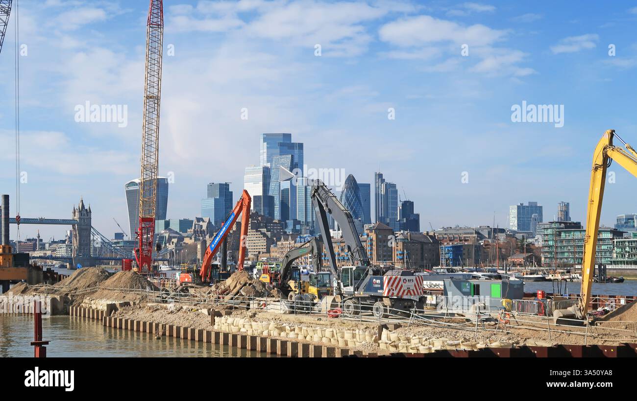 Équipement de construction sur le site de Thames Tideway Chambers Wharf à Bermondsey, Londres, Royaume-Uni. Montre l'horizon de la ville de Londres au-delà. Banque D'Images