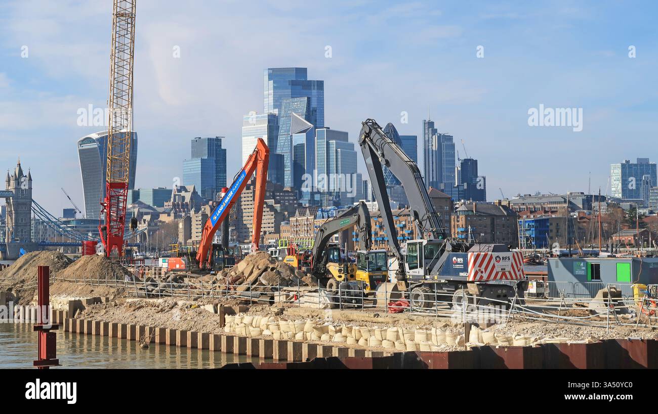 Équipement de construction sur le site de Thames Tideway Chambers Wharf à Bermondsey, Londres, Royaume-Uni. Montre l'horizon de la ville de Londres au-delà. Banque D'Images