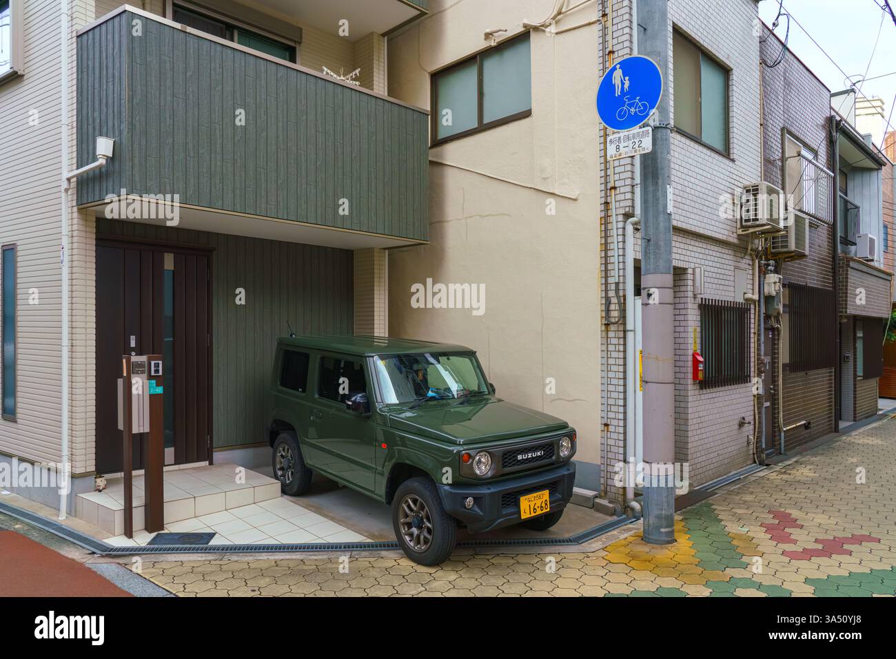 Osaka, Japon - 23 septembre 2024, vue panoramique d'une voiture garée au coin d'un immeuble, par temps nuageux, sans personnes, Osaka, Japon Banque D'Images