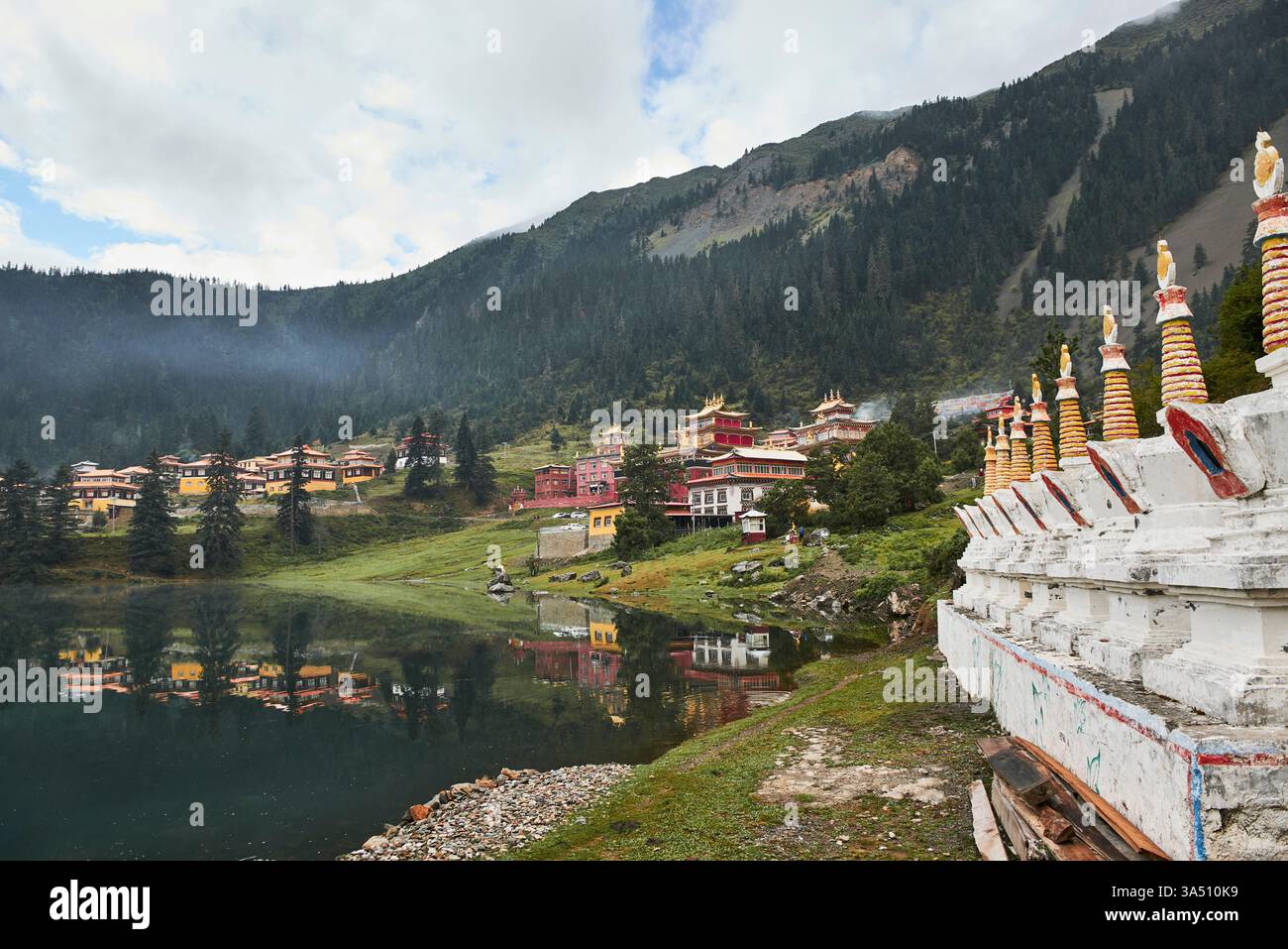 Vue panoramique sur les temples bouddhistes tibétains situés dans un paysage montagneux à l'architecture ancienne. Idéal pour les photos de voyages, de patrimoine et de destinations culturelles. Convient aux voyages en Asie, à la spiritualité et aux sites historiques. Banque D'Images
