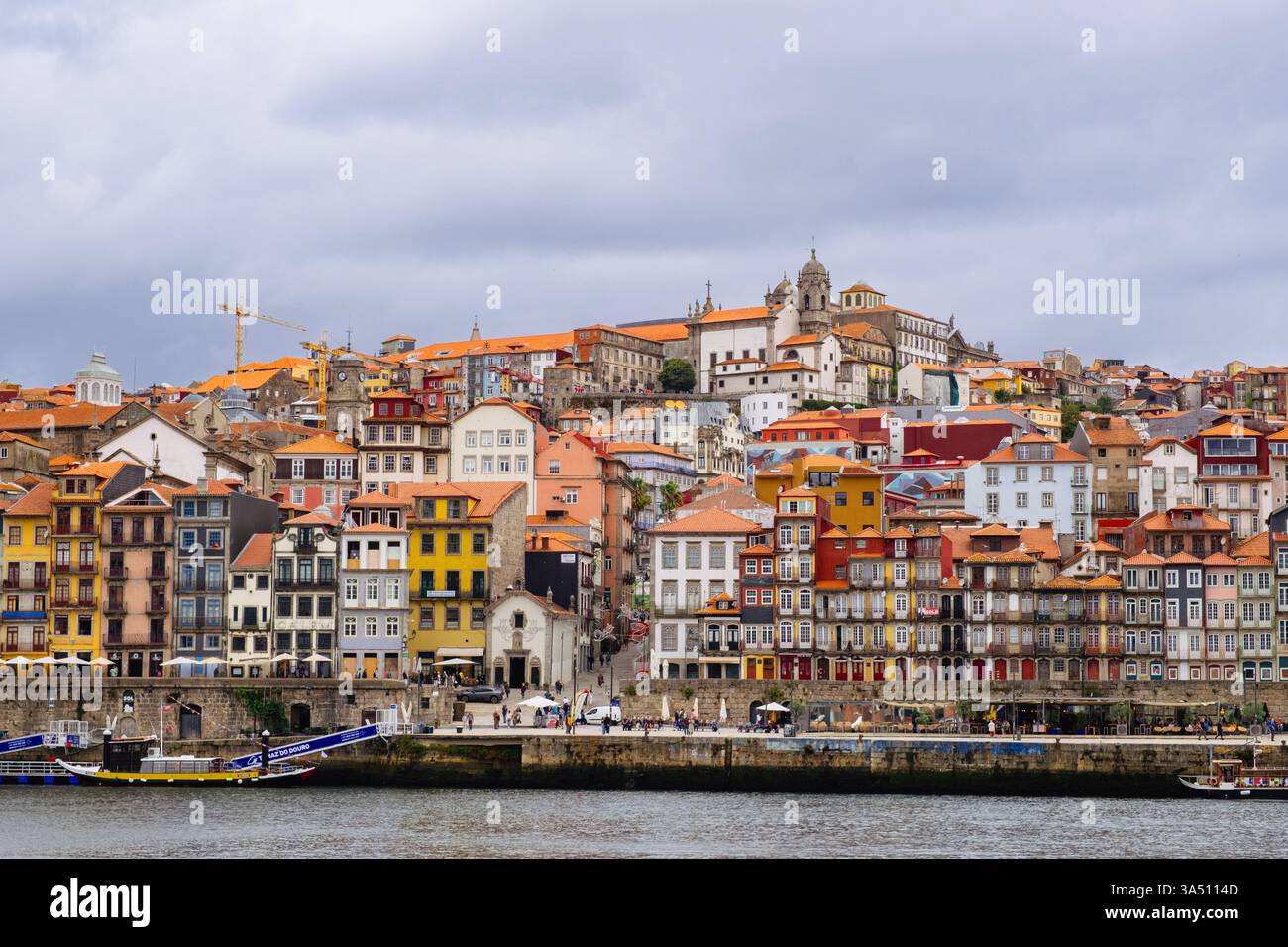 Vue sur le fleuve Douro au vieux Porto coloré de Vila Nova de Gaia, Portugal, Europe Banque D'Images
