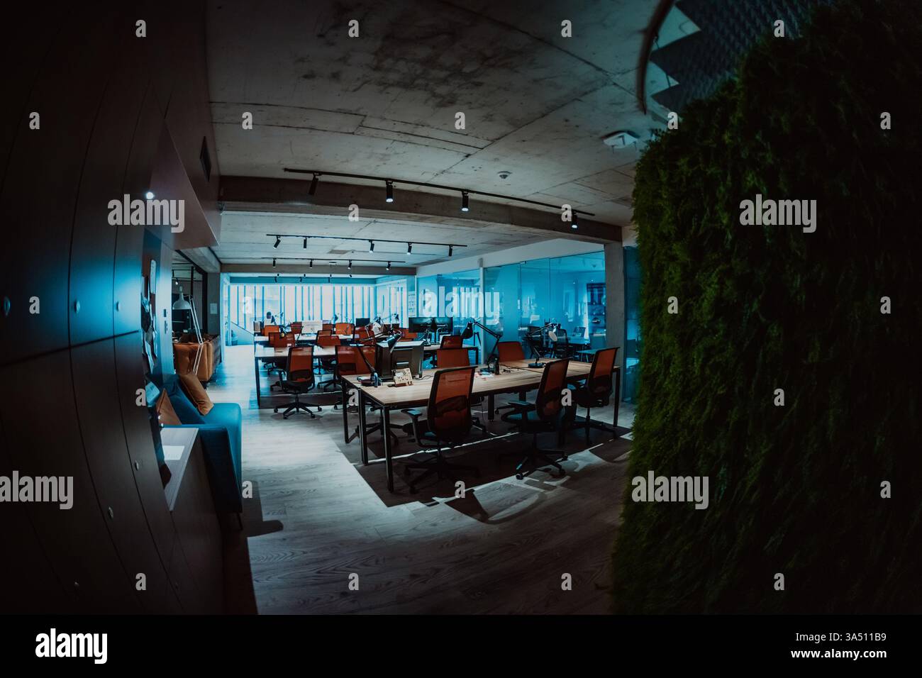 Intérieur d'un bureau moderne ouvert avec un espace de travail propre et vide. Parfait pour les visuels d'entreprise, de bureau et d'environnement professionnel. Banque D'Images