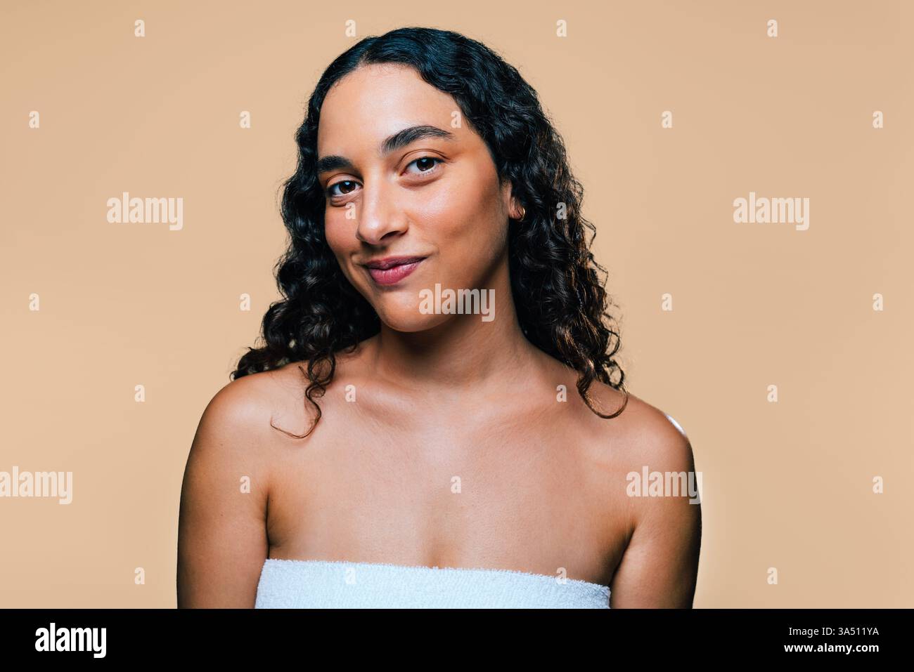 Portrait studio d'une jeune femme confiante avec un diastéma, célébrant l'individualité et la beauté contemporaine. Ce look diversifié et avant-gardiste fonctionne bien pour les soins de la peau, les cosmétiques et les campagnes de beauté. La prise de vue met en valeur la confiance naturelle avec un éclairage de studio et un style expressif. Banque D'Images