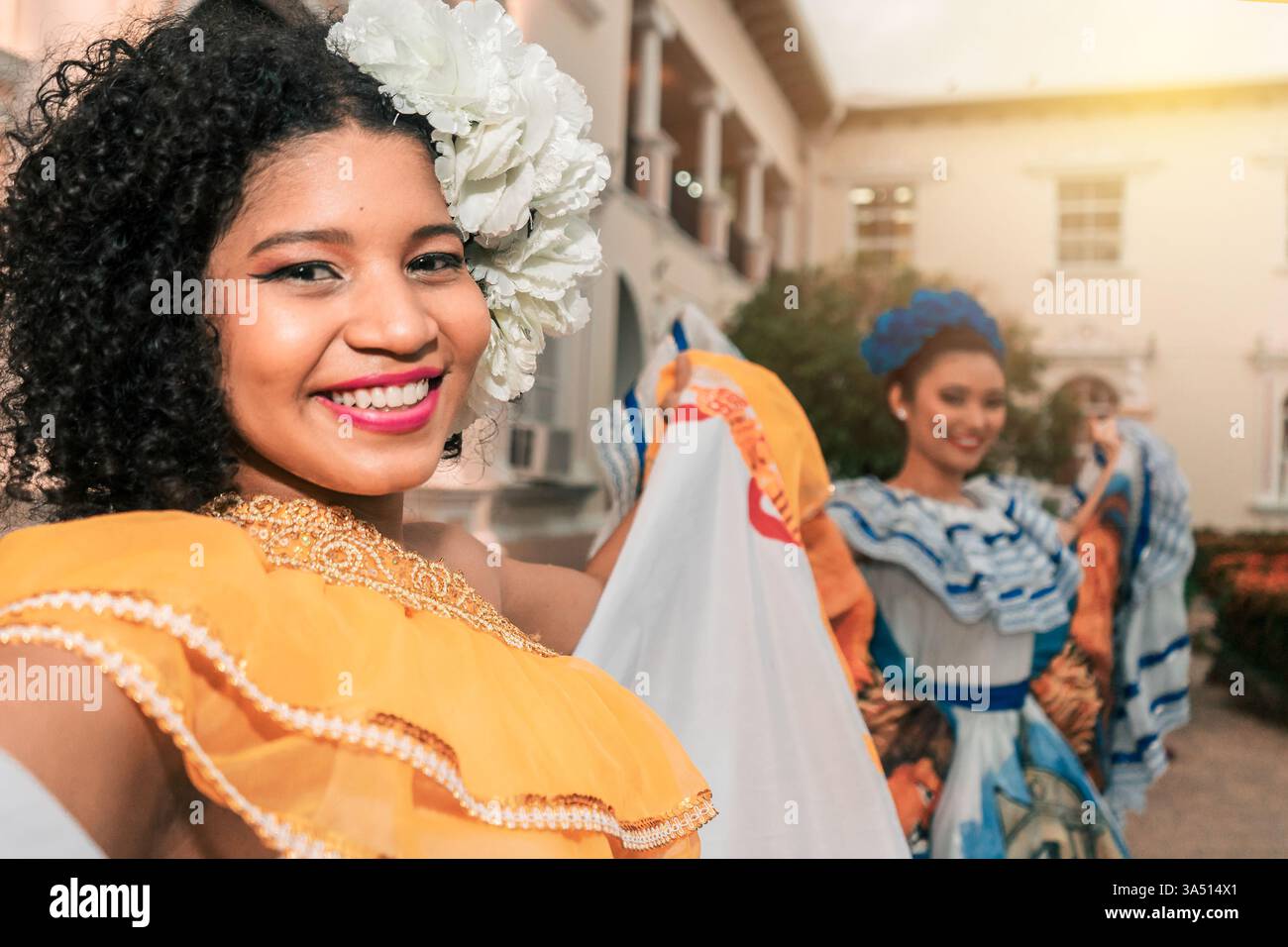 Deux danseurs traditionnels nicaraguayens en costumes colorés sourient au coucher du soleil. Idéal pour les événements culturels, folklore et contenu touristique. Banque D'Images