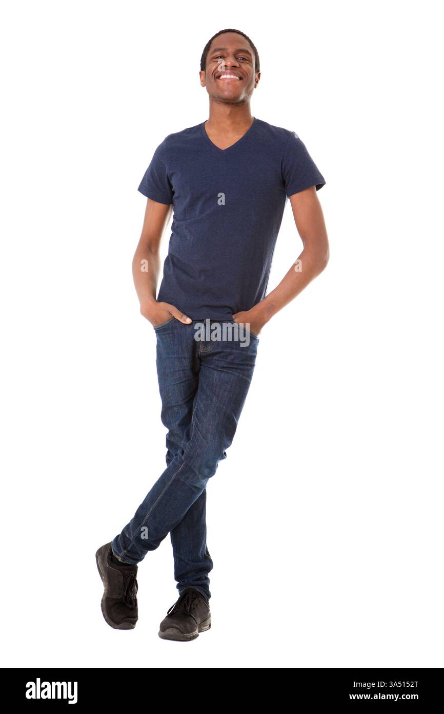 Portrait intégral d'un homme afro-américain joyeux debout sur un fond blanc. Une image propre et moderne adaptée au style de vie, aux affaires et à la marque personnelle. Inclut un espace pour les titres et le texte de la marque. Banque D'Images