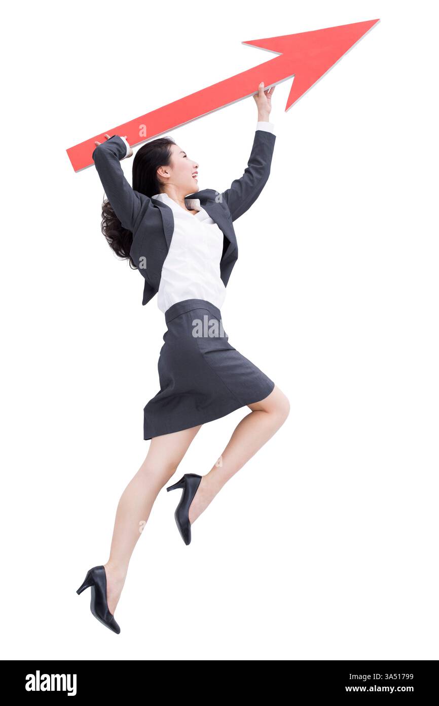 Femme d'affaires chinoise avec un signe de flèche rouge signalant la croissance et l'élan. Le cadre du studio communique l'ambition et le progrès financier, ce qui le rend approprié pour la finance et le marketing d'entreprise. Banque D'Images