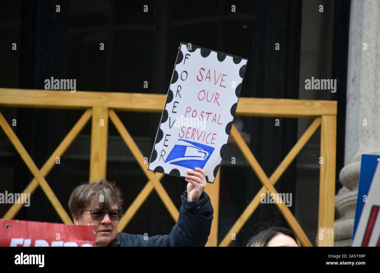 Les gens avec des signes à un Protect the postal Service se rassemblent contre une privatisation potentielle sous l'administration Trump à Midtown Manhattan. Banque D'Images