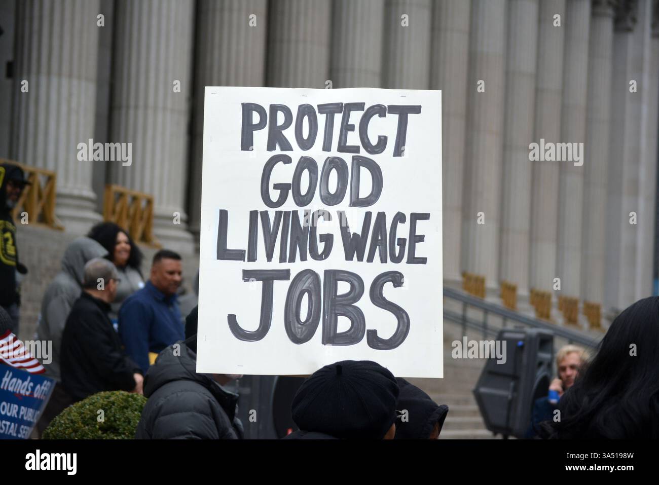 Les gens avec des signes à un Protect the postal Service se rassemblent contre une privatisation potentielle sous l'administration Trump à Midtown Manhattan. Banque D'Images