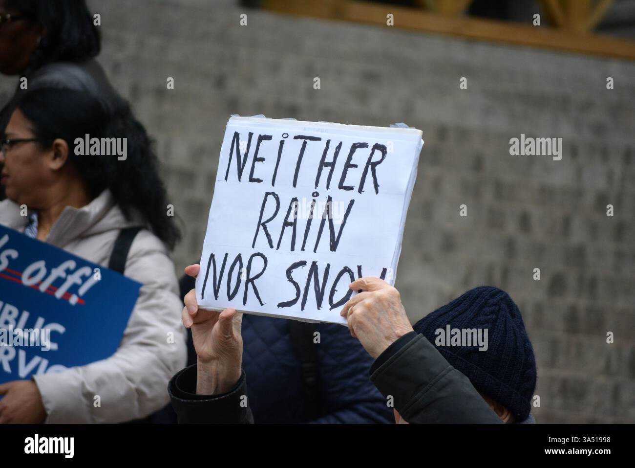 Protéger le rassemblement des services postaux contre une privatisation potentielle sous l'administration Trump et DOGE à Midtown Manhattan. Banque D'Images