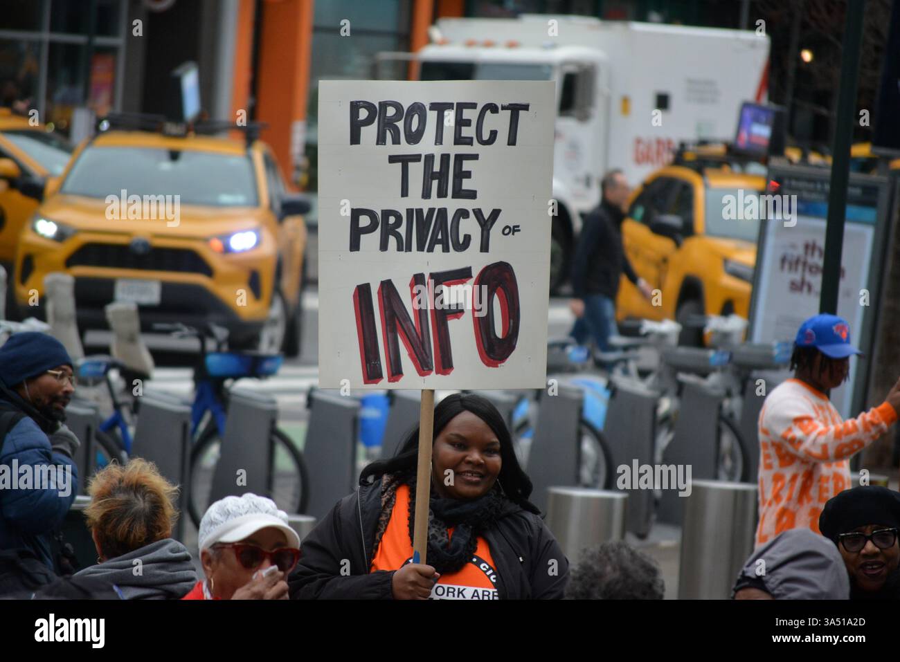 Les gens avec des signes à un Protect the postal Service se rassemblent contre une privatisation potentielle sous l'administration Trump à Midtown Manhattan. Banque D'Images
