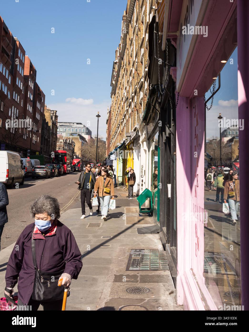 Les gens font du shopping sur Charing Cross Road dans le West End de Londres, City of Westminster, Londres, Angleterre, Royaume-Uni Banque D'Images